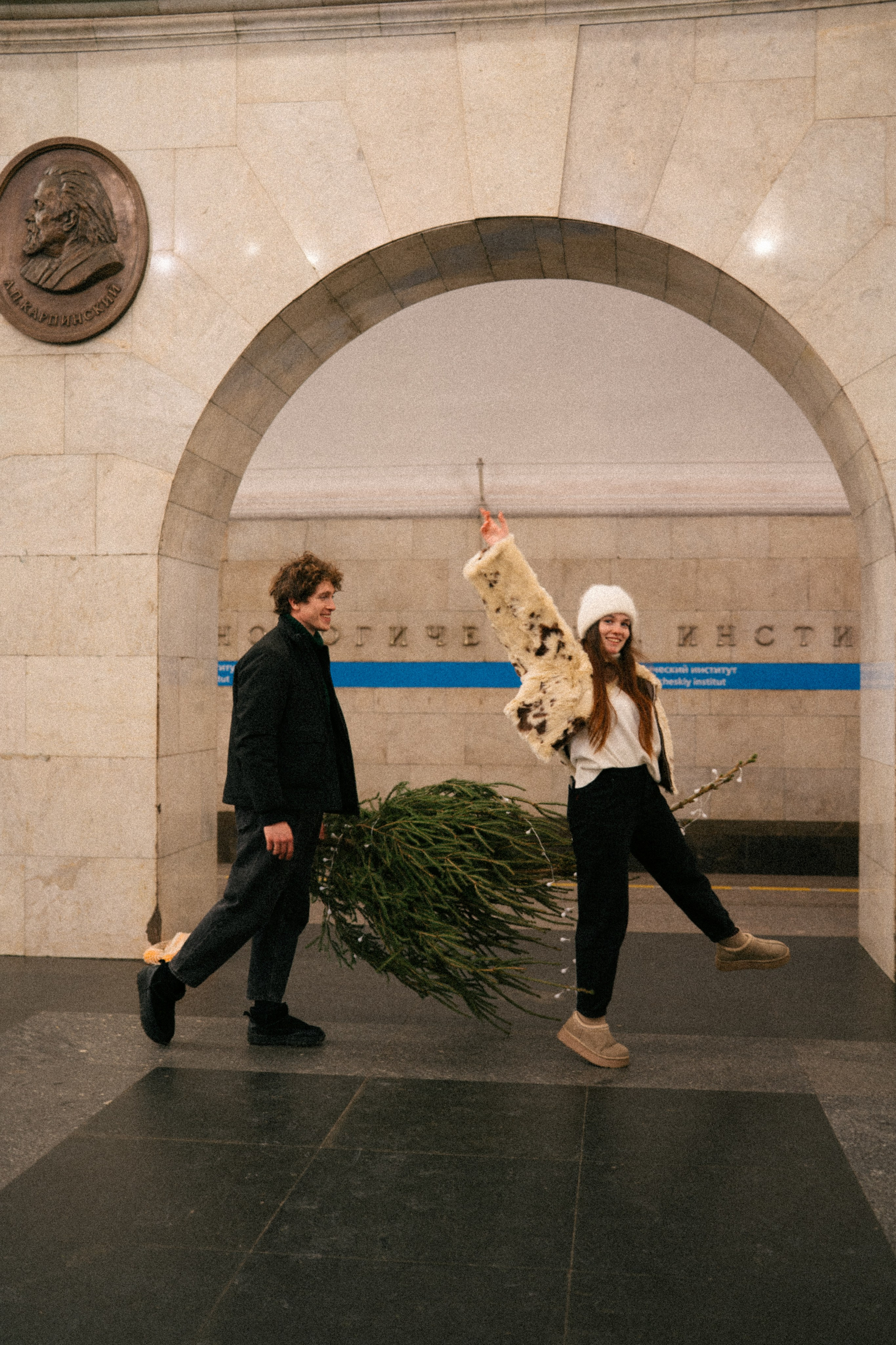 НОВОГОДНЯЯ ПРОГУЛКА ПАРЫ ПО ЧЕРНЫШЕВСКОЙ ПЕРЕД НОВЫМ ГОДОМ. Профессиональный фотограф, Санкт-Петербург — Виктория Богомолова