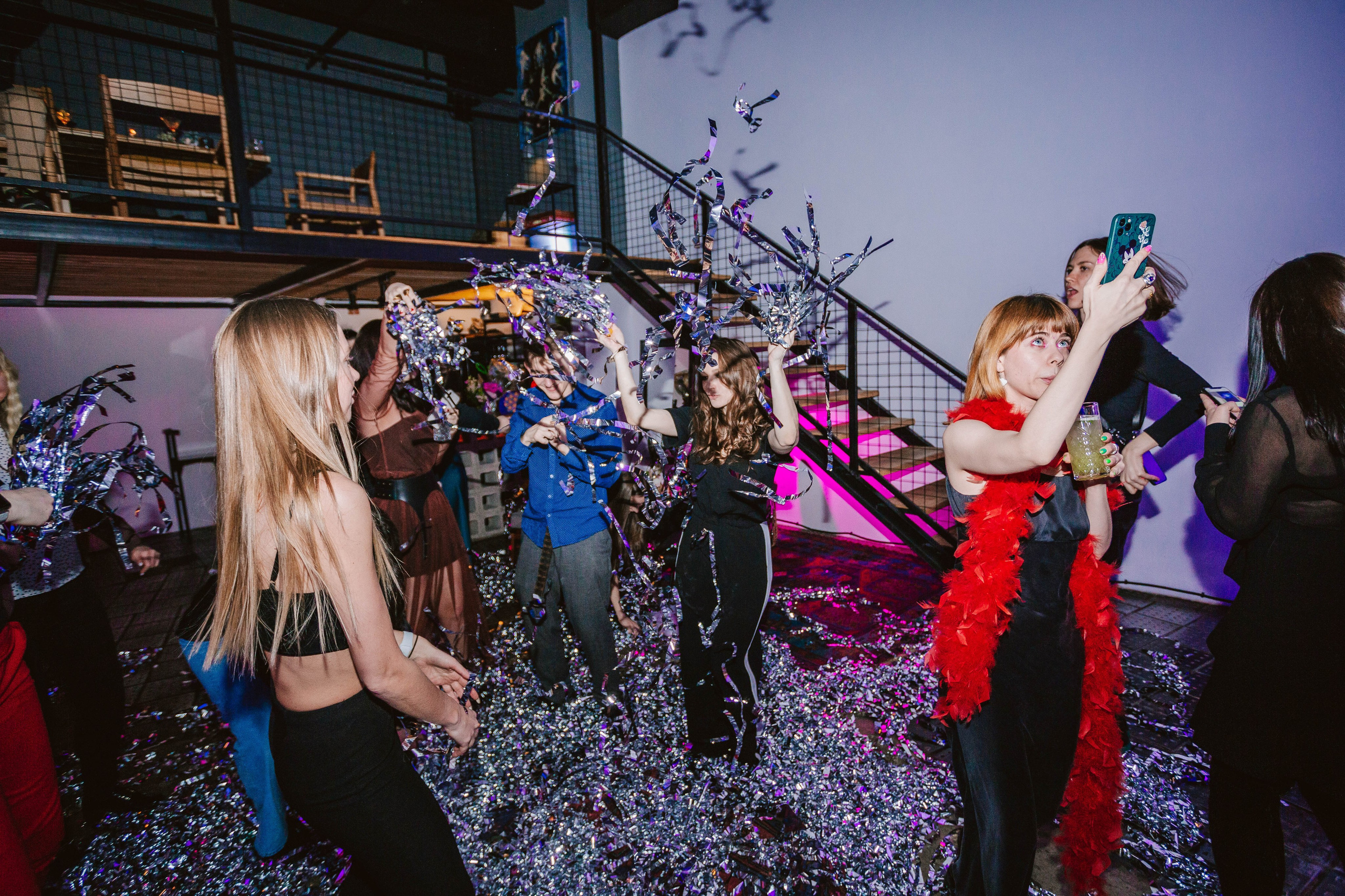 МЕНЯ ПОВСЮДУ ОКРУЖАЕШЬ ТЫ