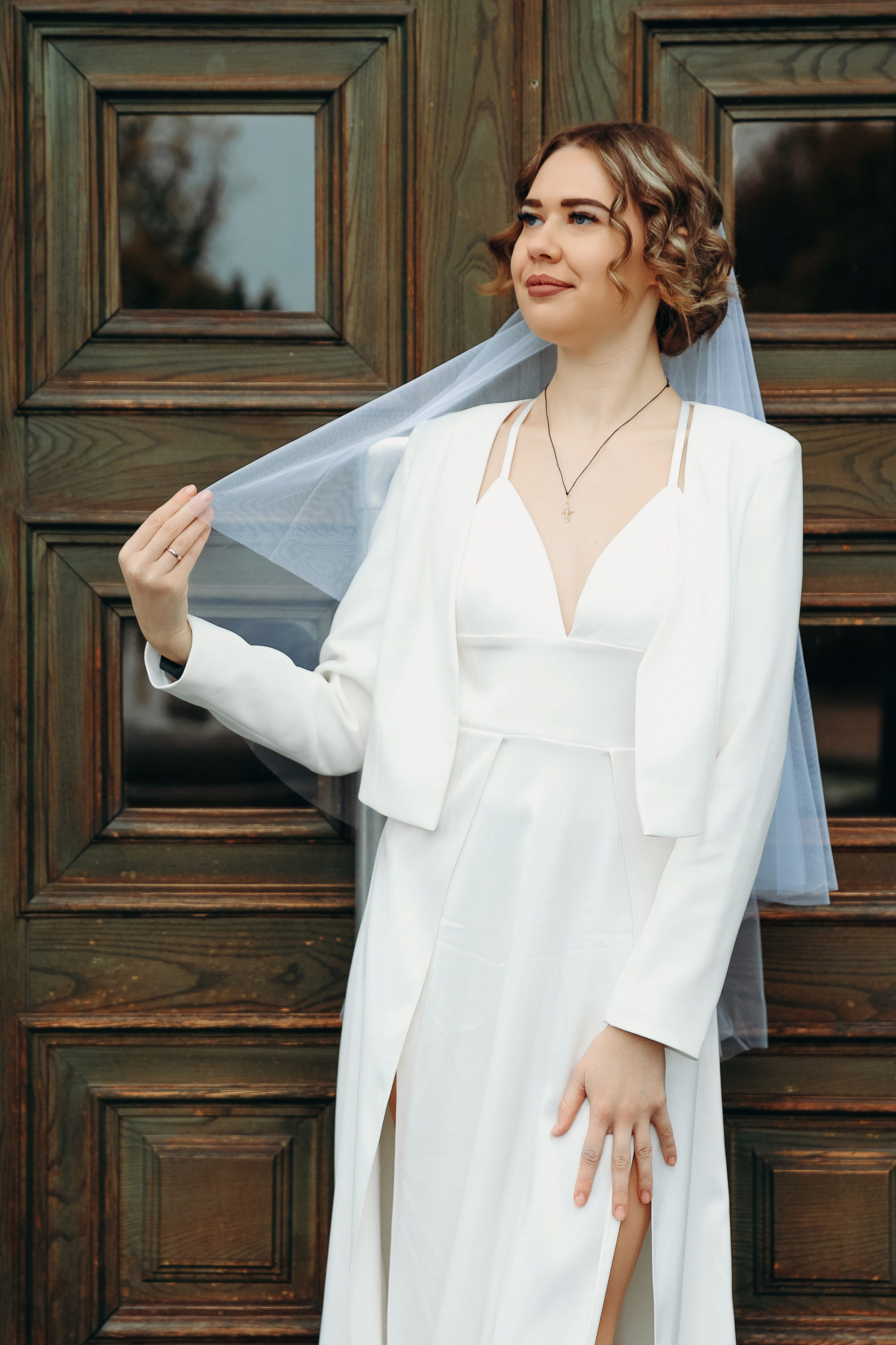 Свадебная прогулка в Екатерининском сквере 25.10.2024. Свадебный и семейный фотограф Виолетта Сидельникова. Краснодар, Россия, Беларусь, Европа