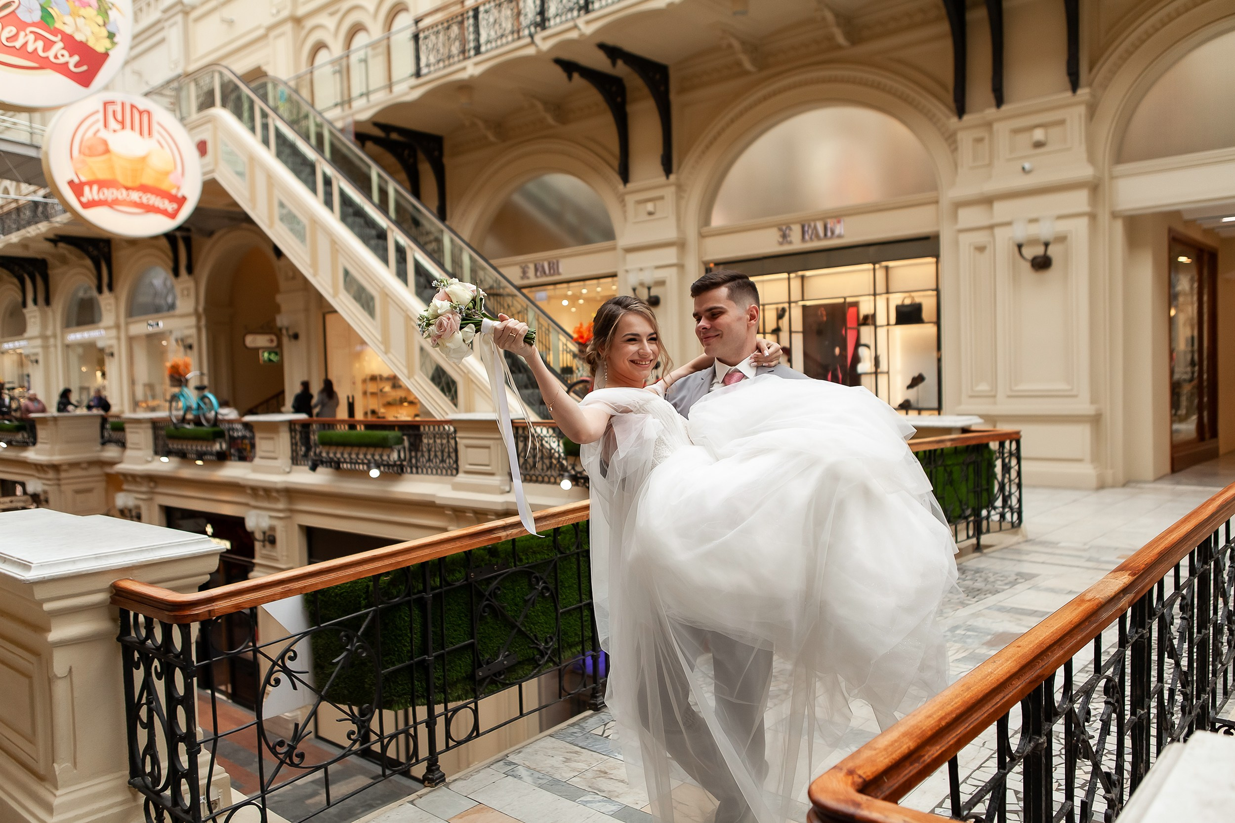 Невеста на руках у жениха