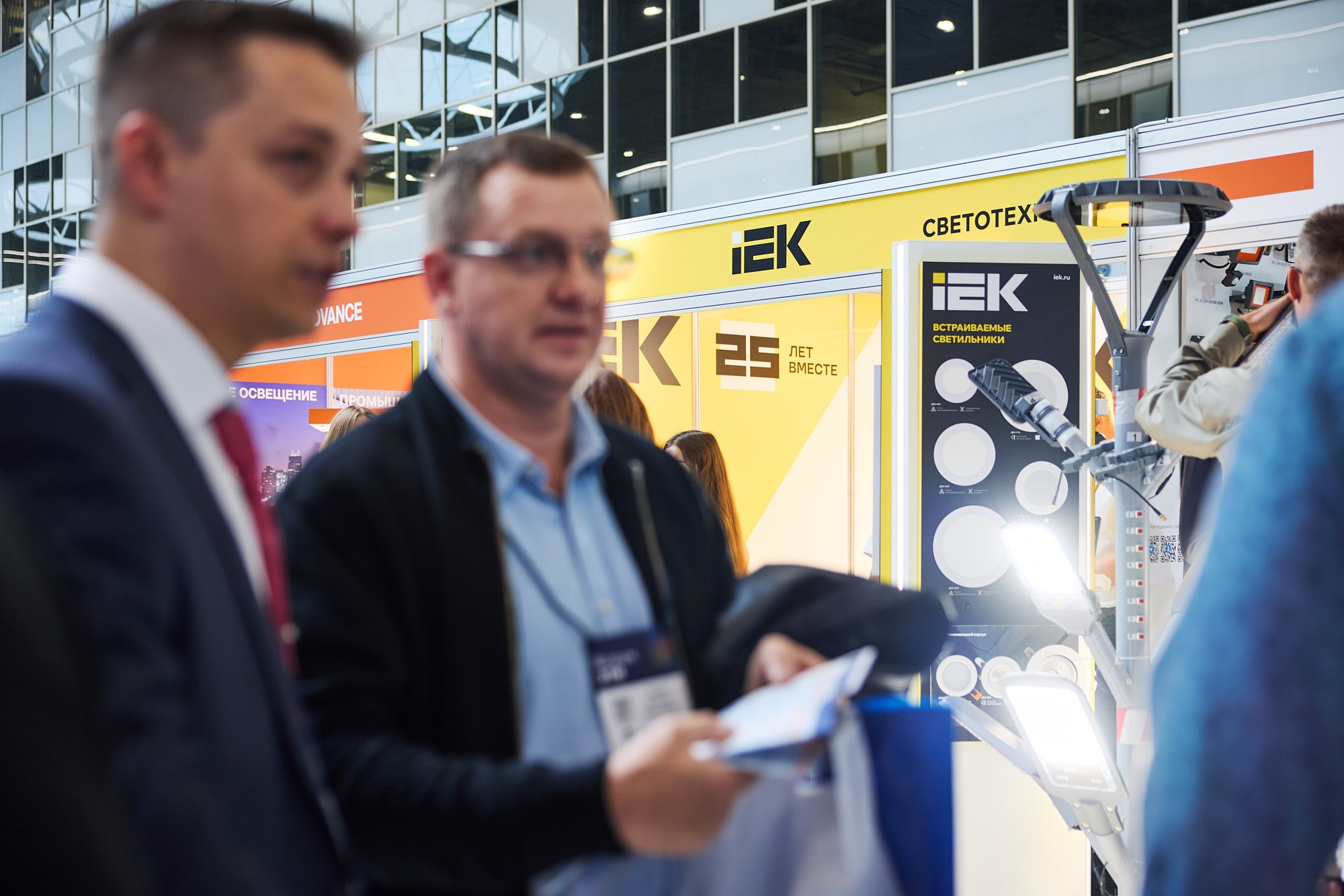 Фотограф на выставке IEK — репортажная съёмка корпоративного стенда в Москве. Репортажный фотограф в Москве — Дмитрий Тарасов | Съёмка мероприятий, концертов, корпоративов