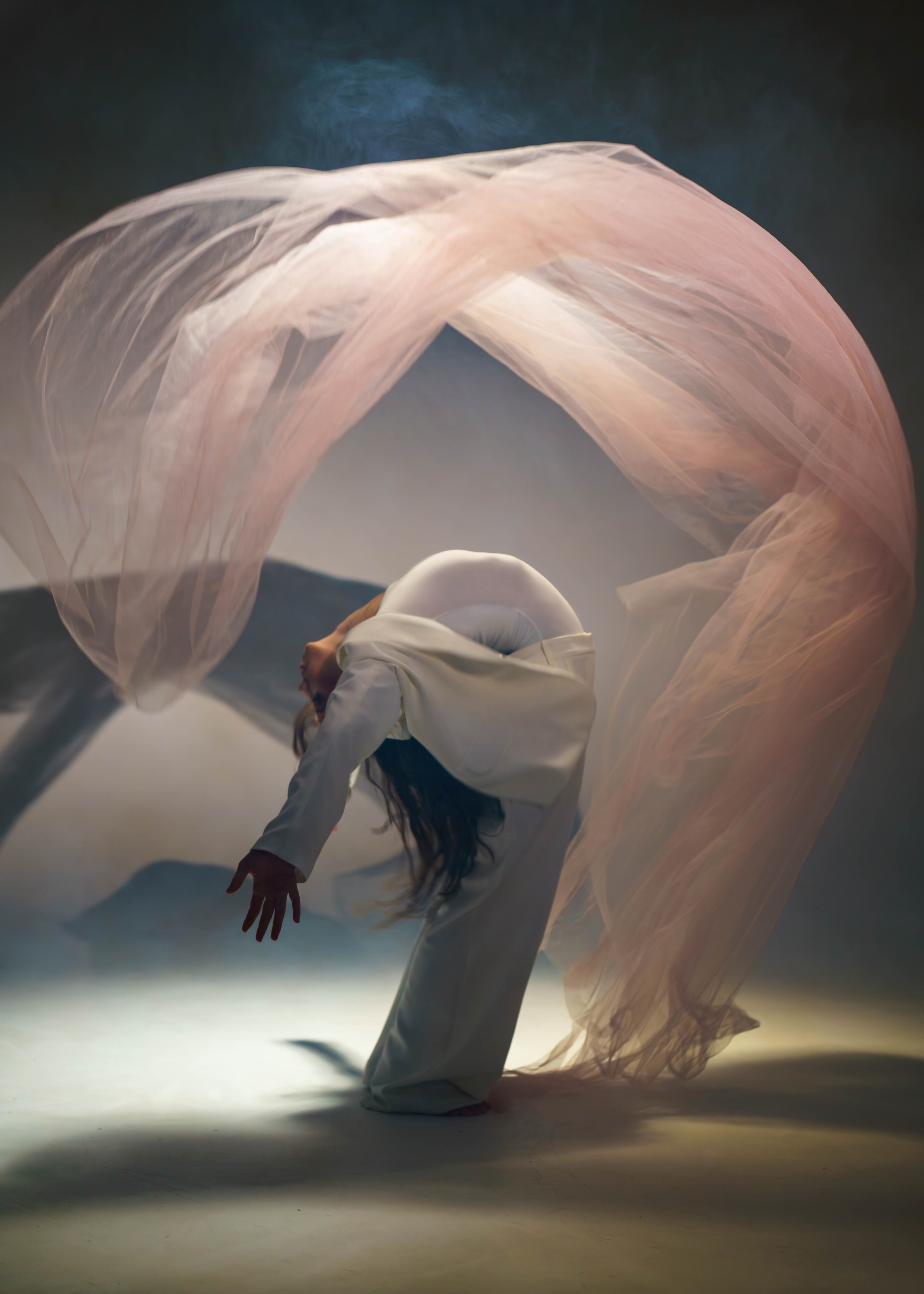 Художественная фотосессия воздушных гимнастов в зале фотостудии