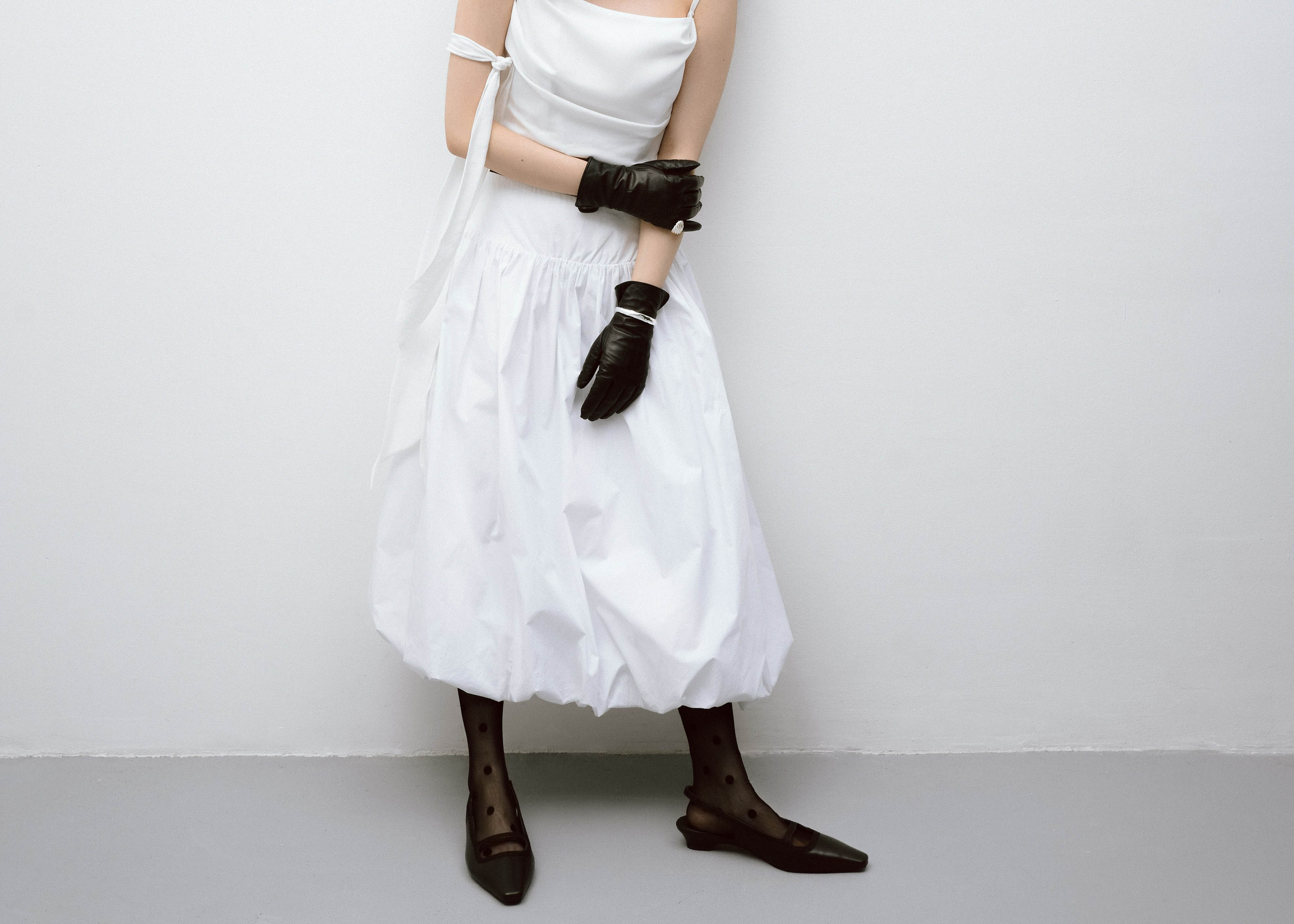 Кадр для каталога бренда одежды, черно-белый образ