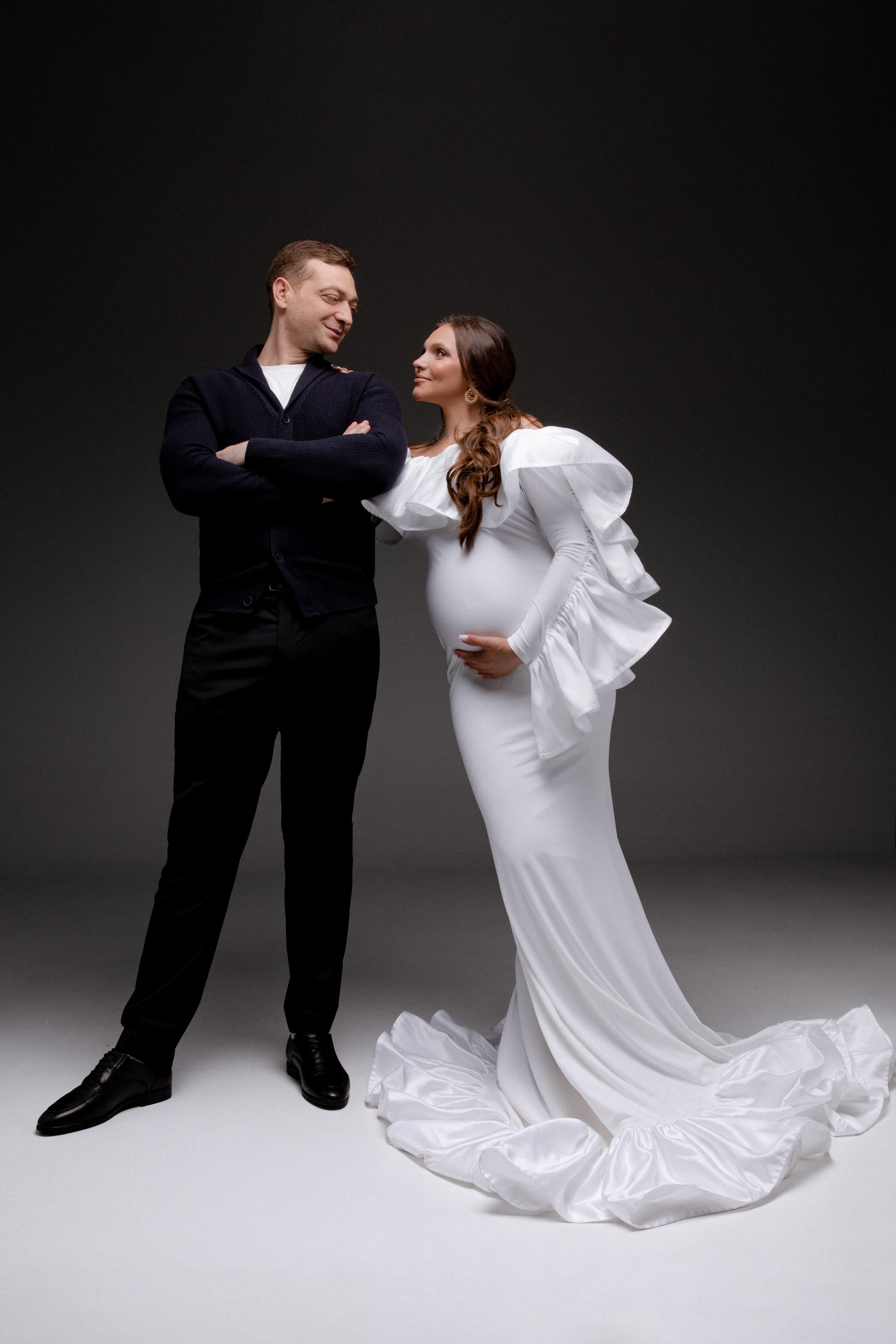 Анастасия и Анзор. Фотосессия беременности с мужем. Циклорама. Фотограф в Москве Ольга Сатони
