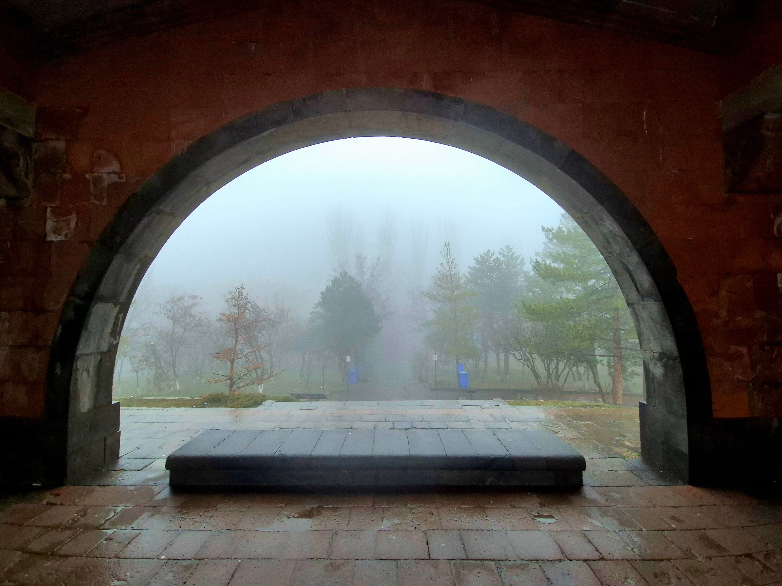 Арка открывает удивительный вид на Араратскую долину. Но не в этот туманный раз 