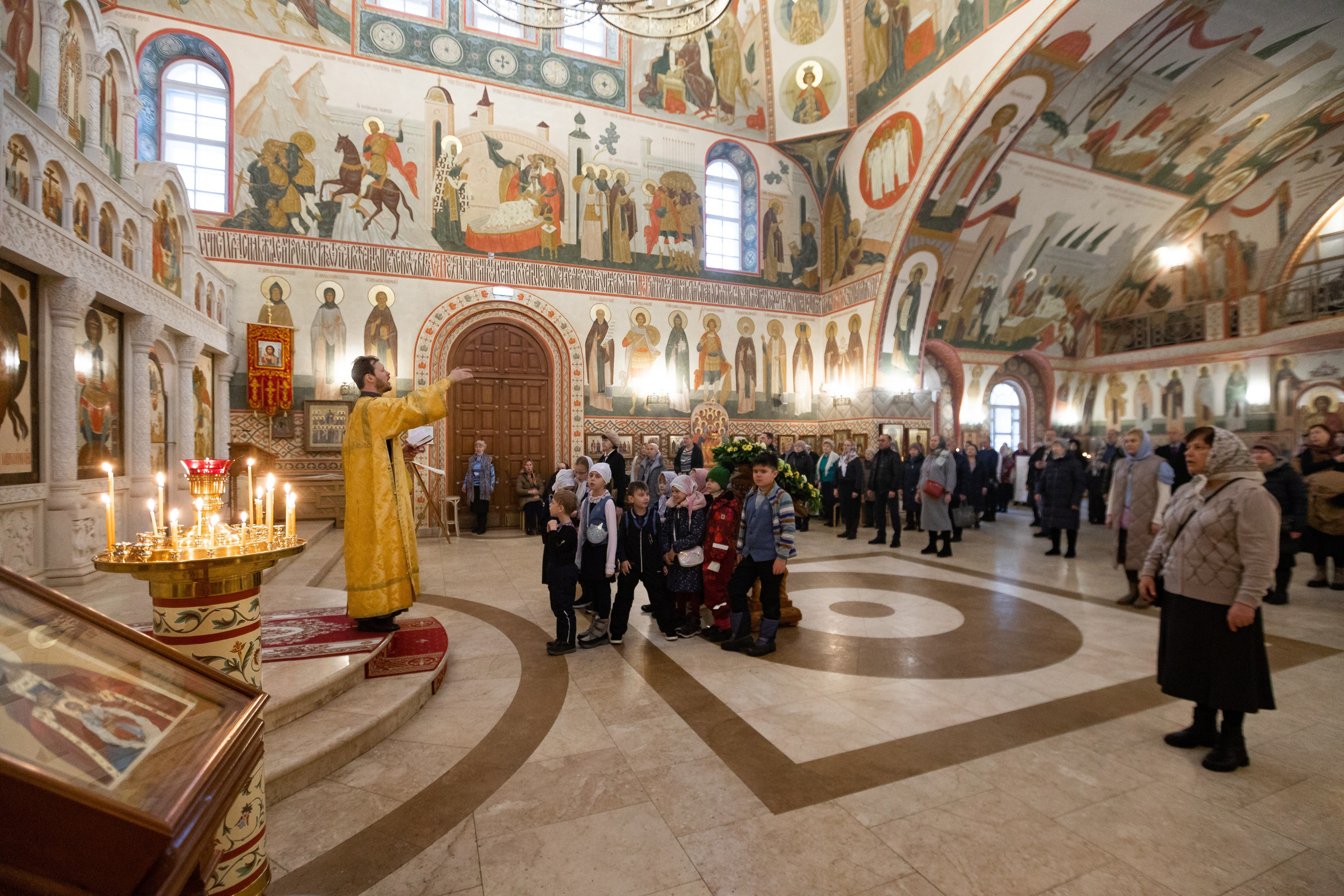 Праздничное богослужение Святителю Николаю 19 декабря. Интерьерный фотограф в Москве Роман Потапов