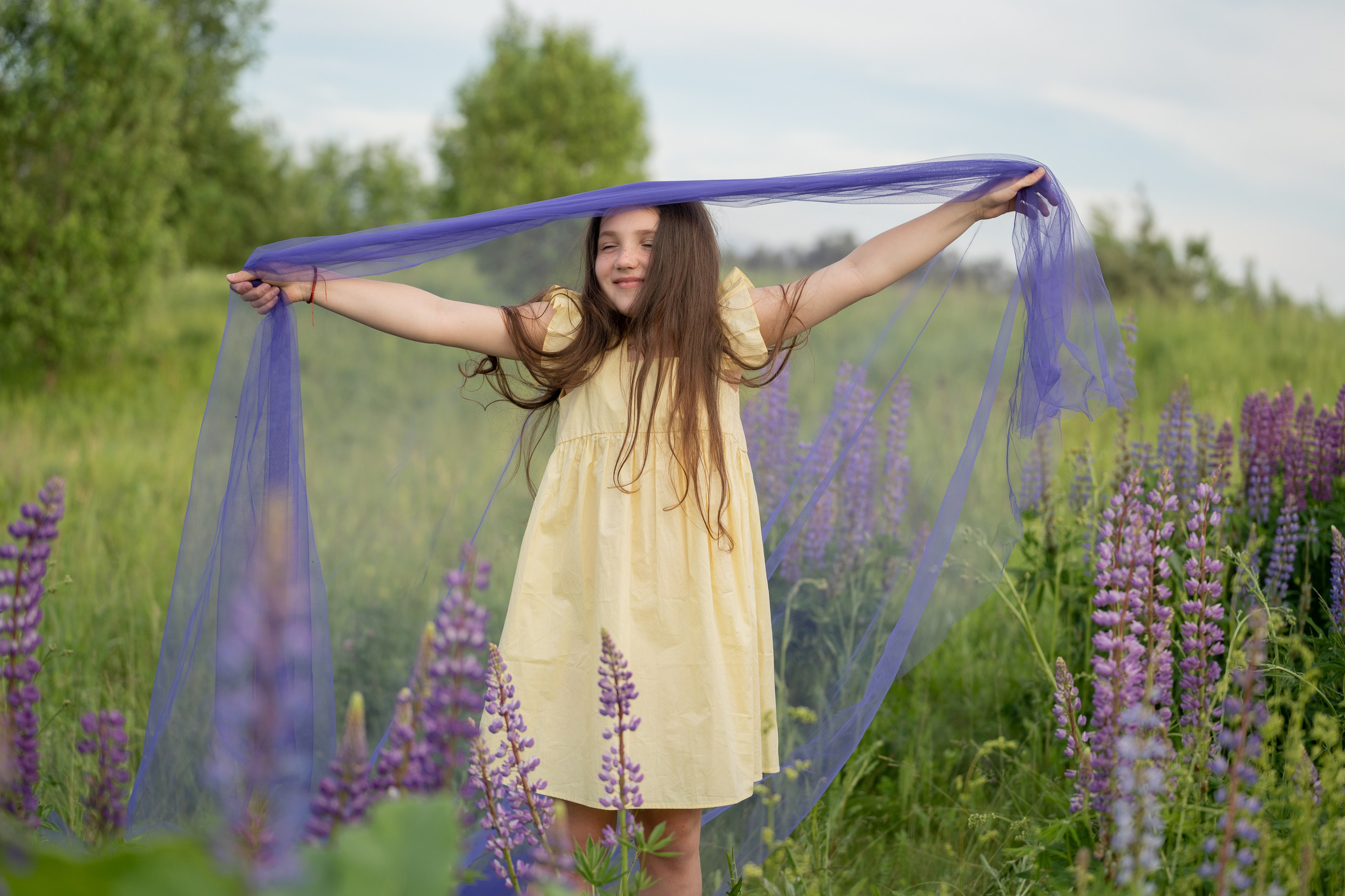 Детская фотосессия в люпинах. Портретный фотограф Олеся Владимирова в Москве