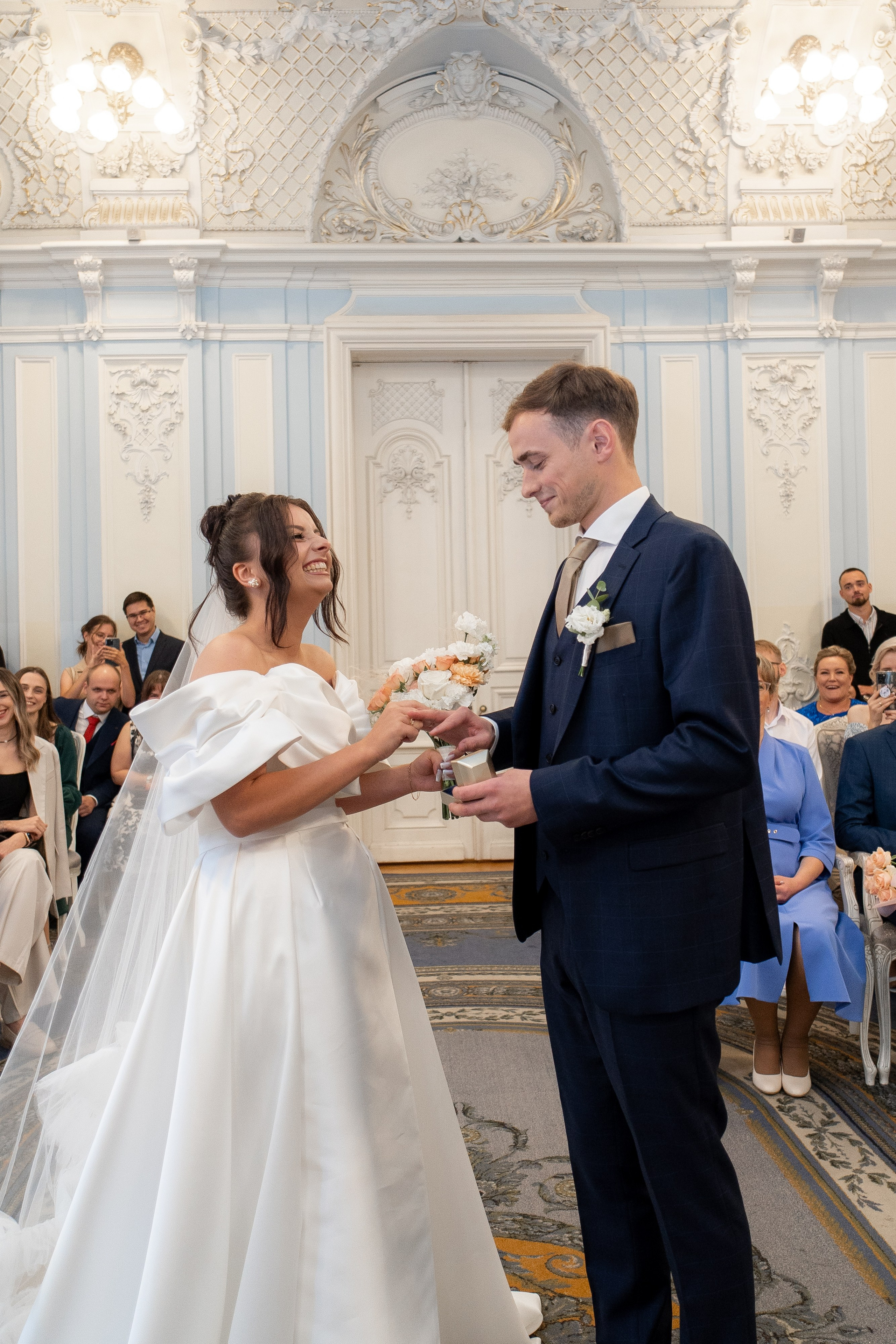 Сборы в отеле Индиго, съемка в Академии художеств, роспись во дворце бракосочетания№ 2 и банкет Нева Холл. Свадебный фотограф Александр Невский в Санкт-Петербурге