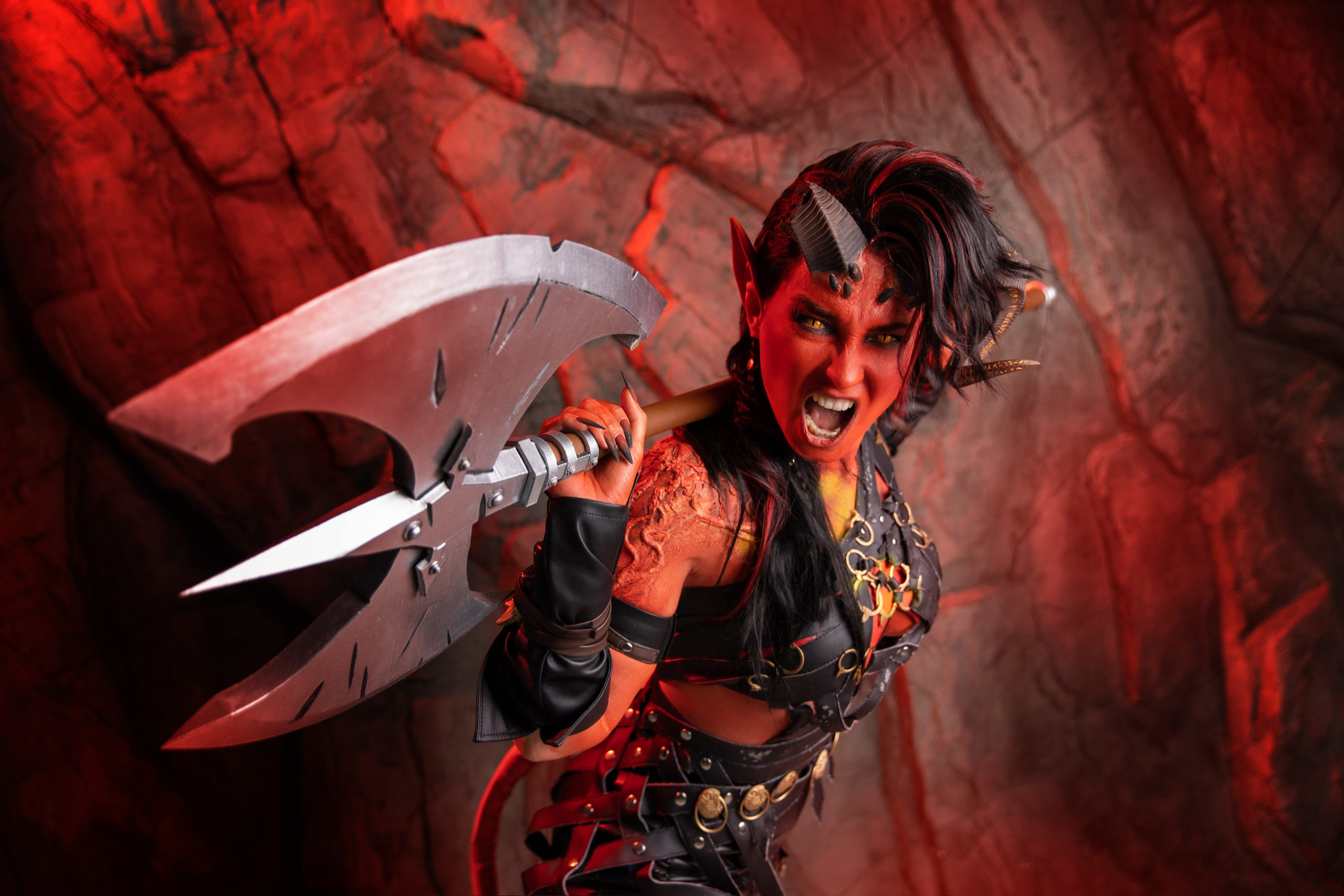 Огненная девушка Карлах из Baldur's Gate 3 (cosplay)