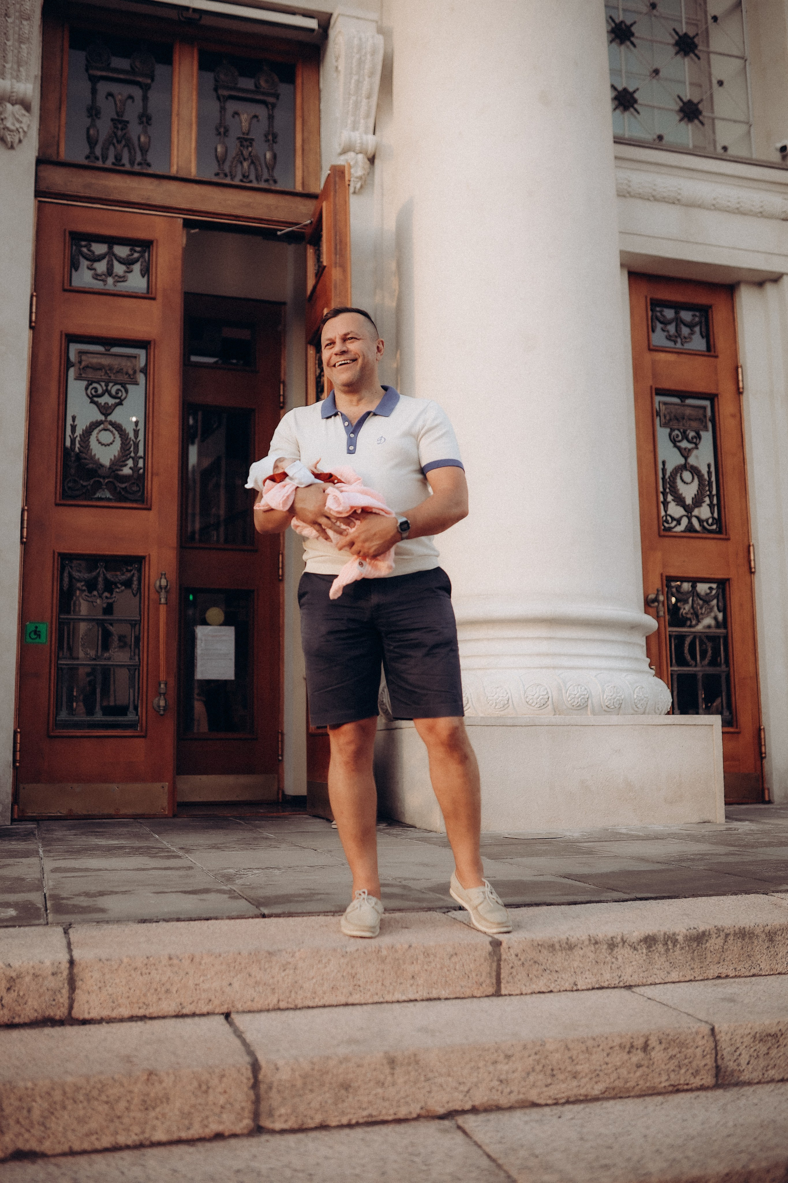 Отец с новорождённой