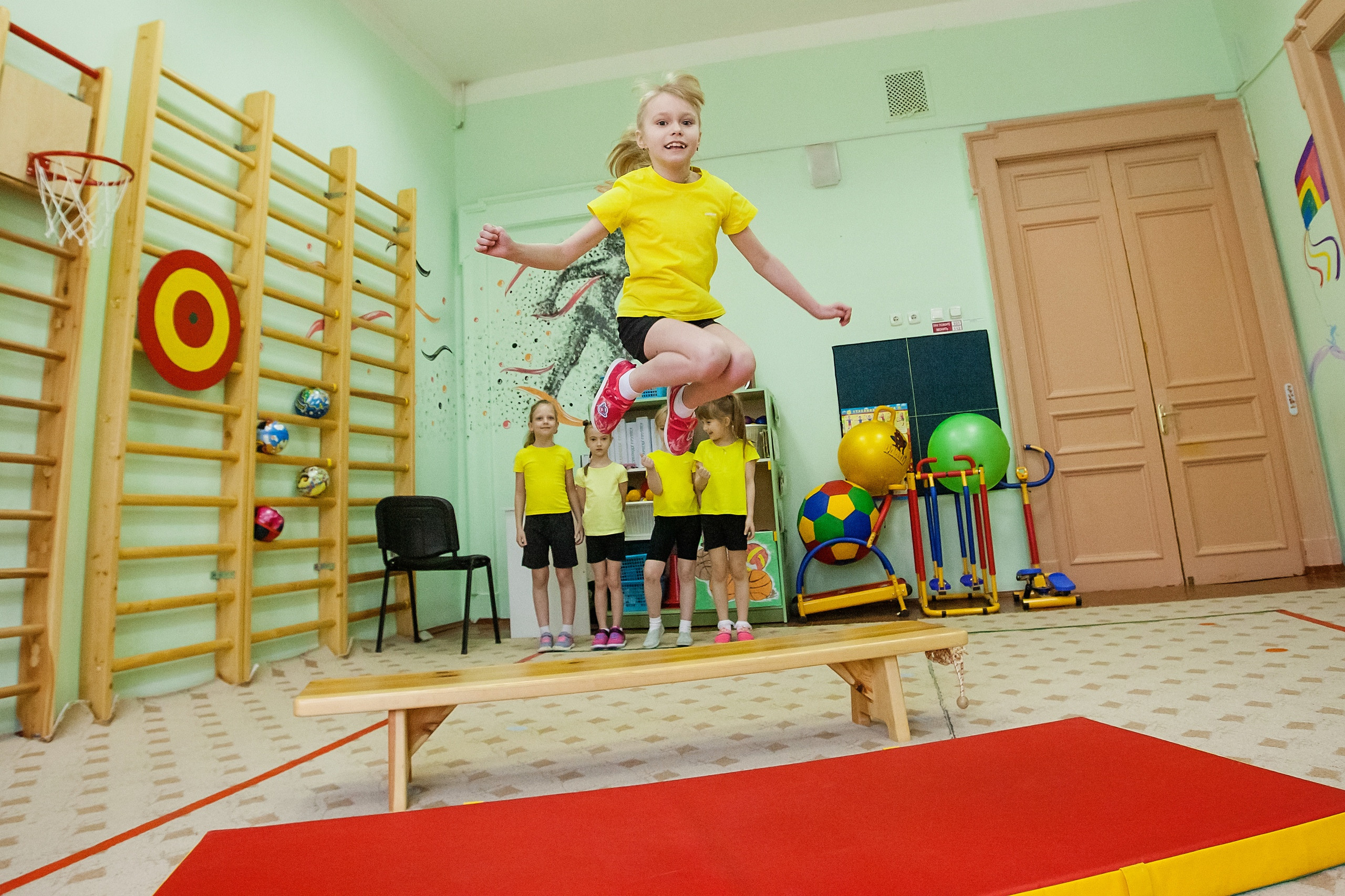 Фотография для выпускных альбомов в детском саду в выпускной группе в подготовительной группе детей фотограф для выпускных альбомов фото детей в группе мастер-класс детский портрет занятия в детском саду игры в детском саду