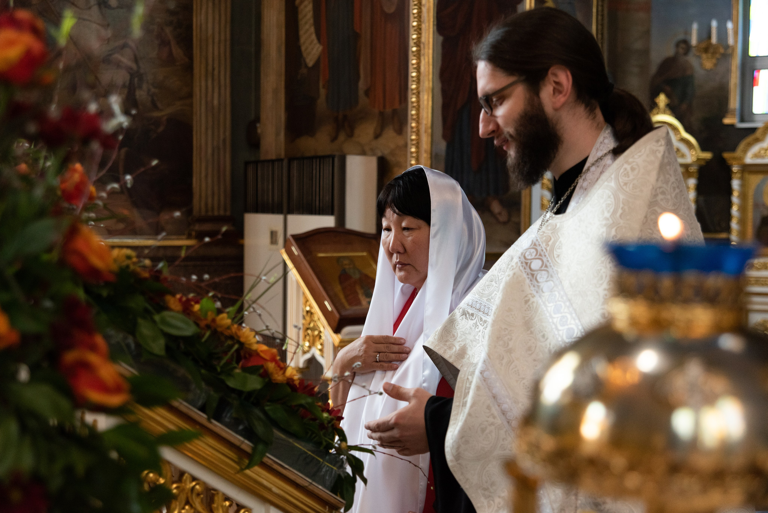 Фото священника на фоне лампады православного храма - фотограф Оксана Лавренюк