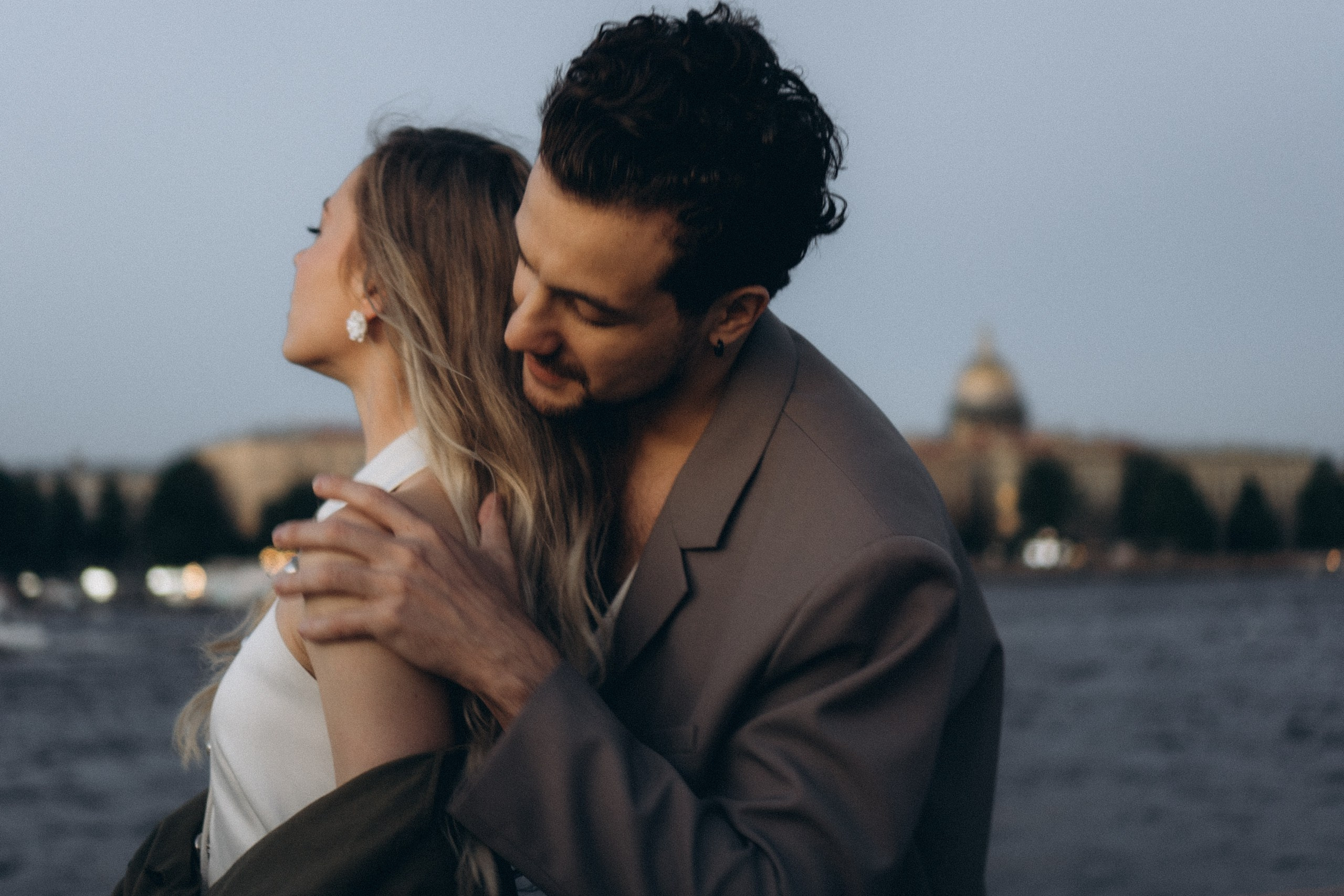 СВАДЕБНАЯ СЬЕМКА ПАРЫ НА РАССВЕТЕ В БЕЛЫЕ НОЧИ И ПРОГУЛКА С РАЗВОДНЫМИ МОСТАМИ И ПИКНИК ВОЗЛЕ ИСАКИЕВСКОГО СОБОРА. Профессиональный фотограф, Санкт-Петербург — Виктория Богомолова