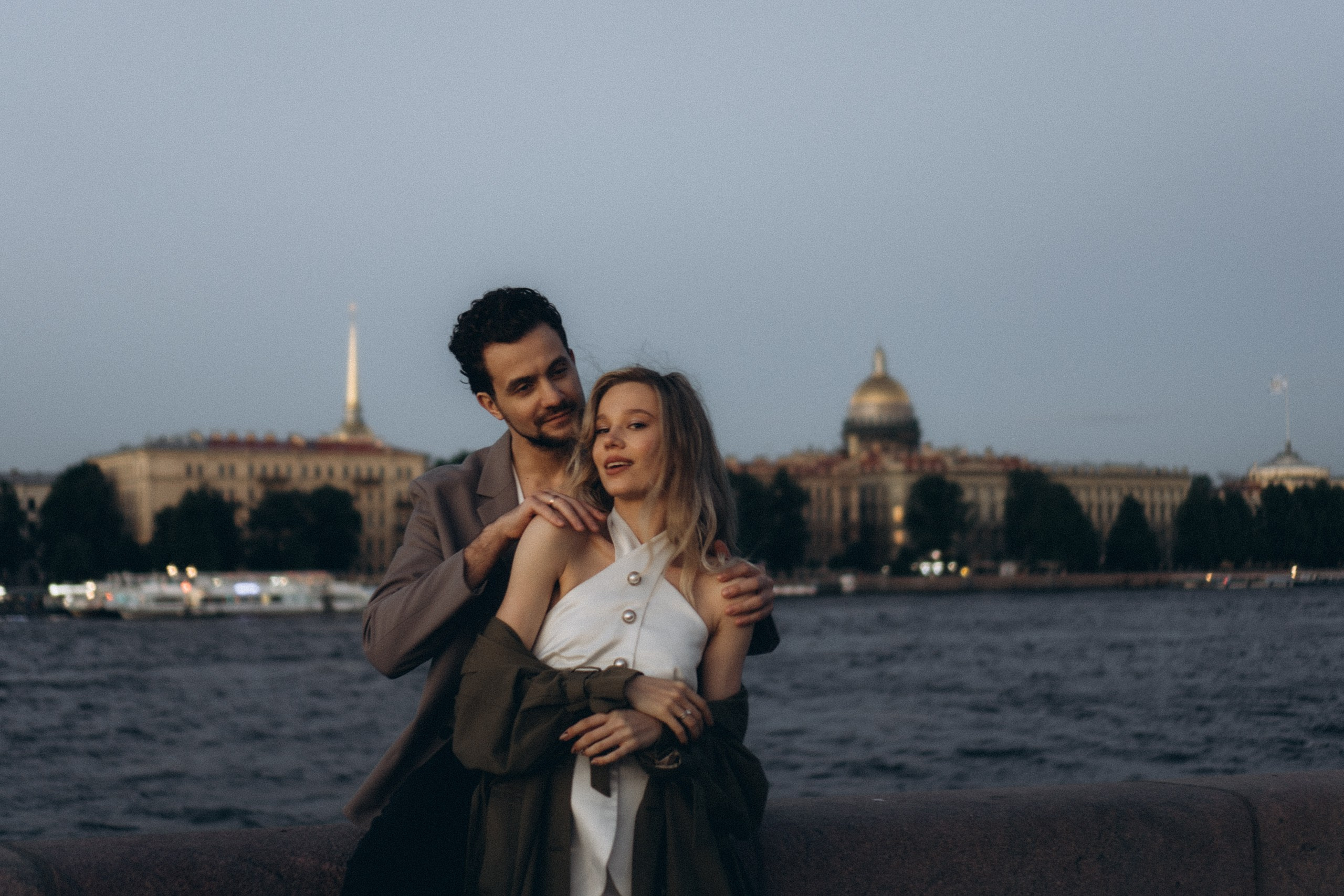 СВАДЕБНАЯ СЬЕМКА ПАРЫ НА РАССВЕТЕ В БЕЛЫЕ НОЧИ И ПРОГУЛКА С РАЗВОДНЫМИ МОСТАМИ И ПИКНИК ВОЗЛЕ ИСАКИЕВСКОГО СОБОРА. Профессиональный фотограф, Санкт-Петербург — Виктория Богомолова