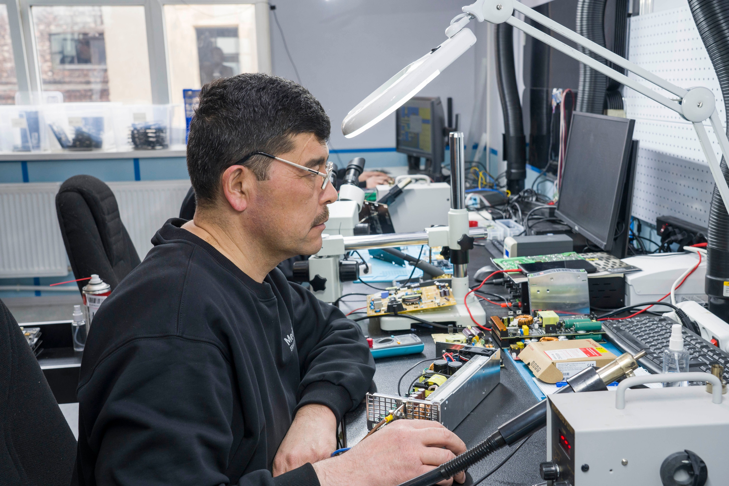 Вице-губернатор Санкт-Петербурга с делегацией на производстве. Фотограф в Санкт-Петербурге. Репортажная и все съёмки для бизнеса