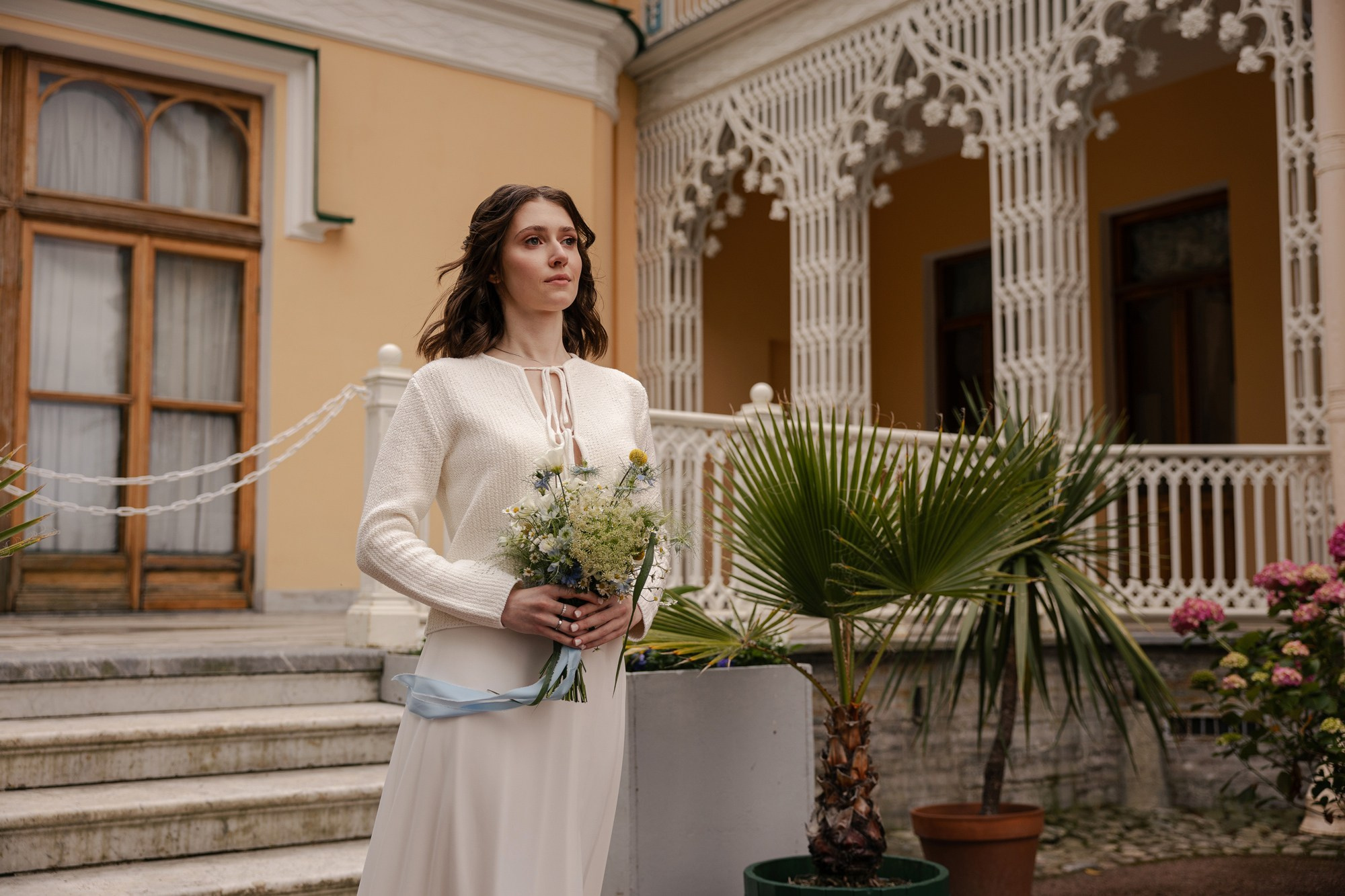 Эстетичный портрет невесты в интерьере, журнальная ретушь кожи и деталей