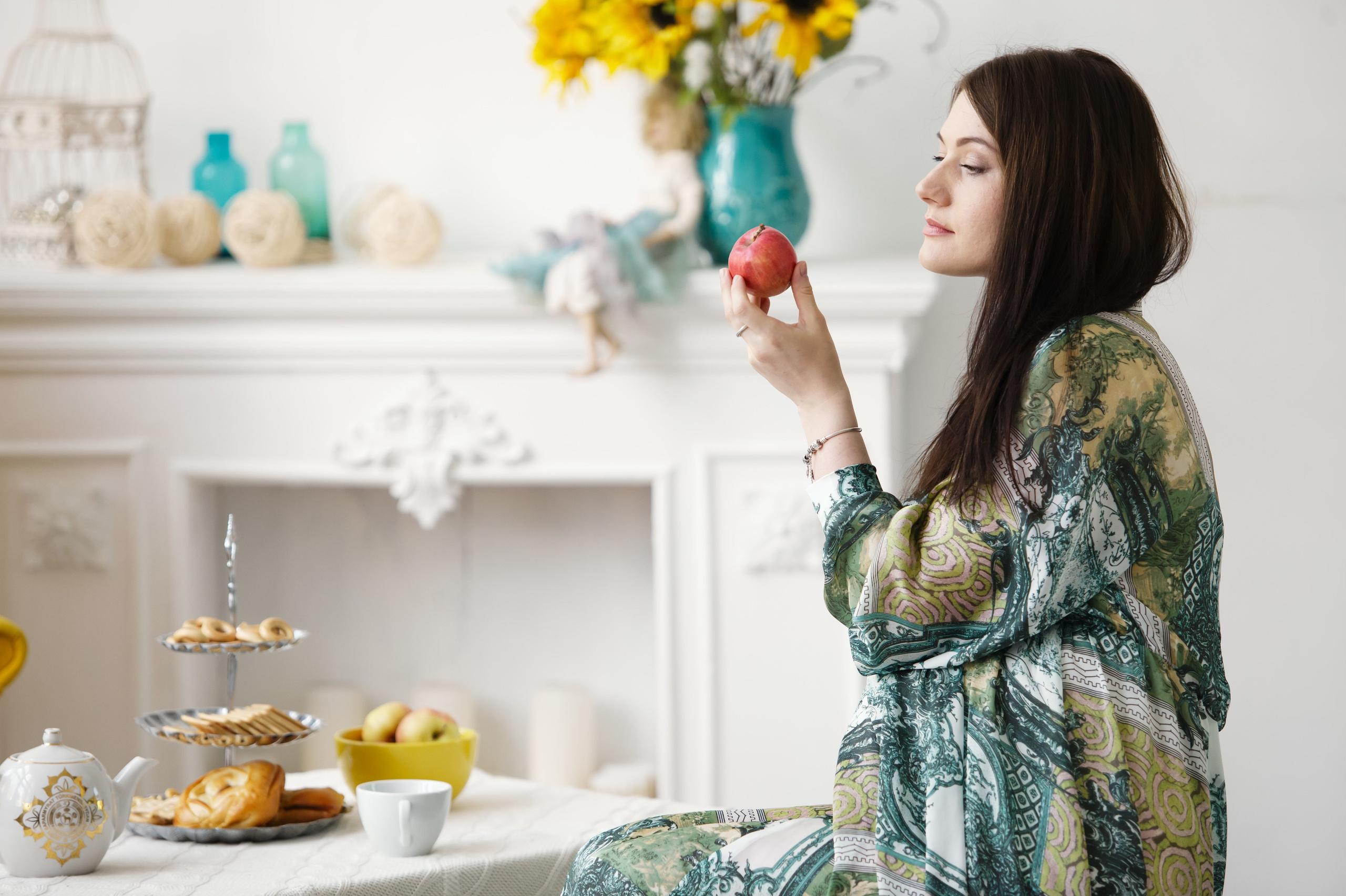 Съемка для двух беременных подруг в светлой студии. Фотографы в Москве Светлана Устинова и Сергей Грачев