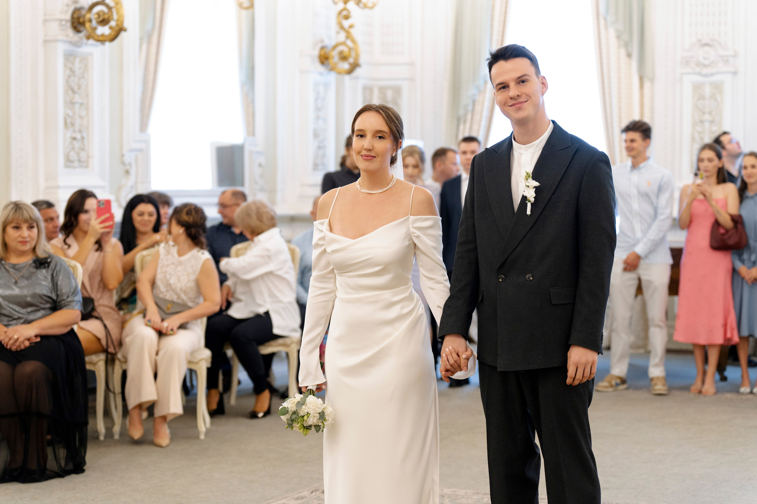 Лёня и Юля. Питер. От утра в отеле до вечеринки в ресторане на заливе. Цифра и плёнка. Свадебный фотограф Катерина Чулкова