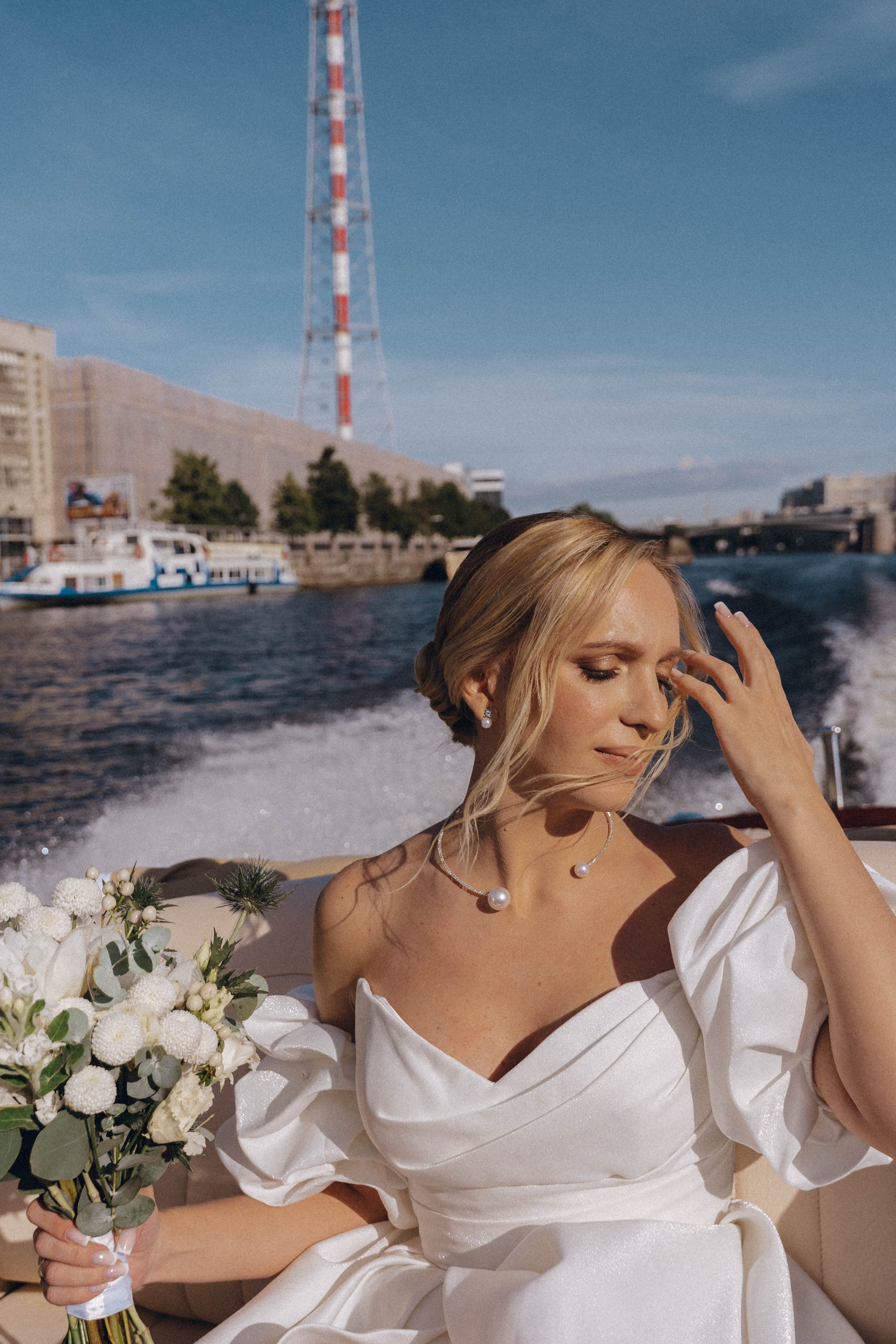 СВАДЕНБНАЯ СЬЕМКА НА КАТЕРЕ ПО КАНАЛАМ САНКТ-ПЕТЕРБУРГА И В АКВАТОРИИ НЕВЫ. Профессиональный фотограф, Санкт-Петербург — Виктория Богомолова