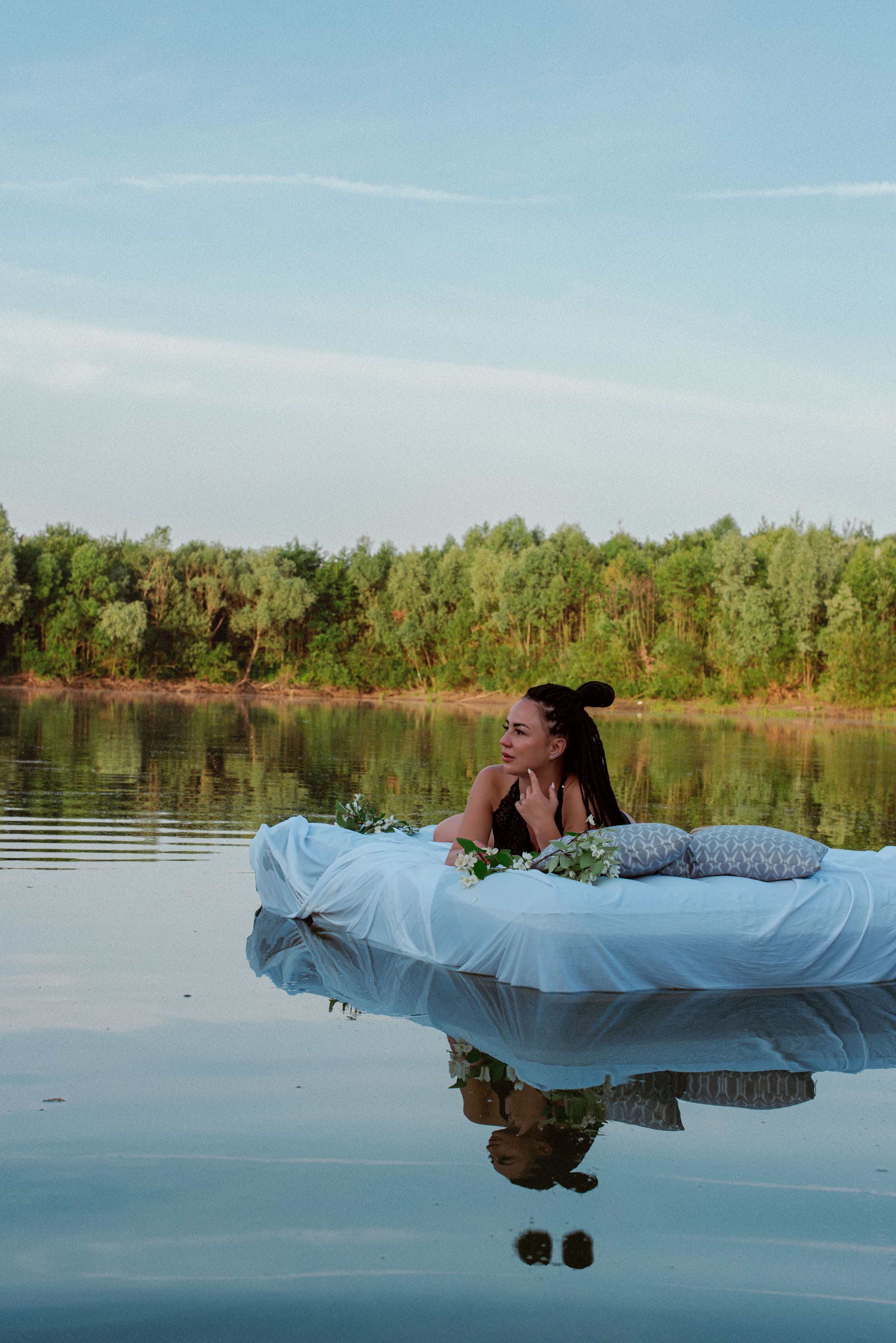 Анастасия на водоеме. Женский фотограф в Москве и МО