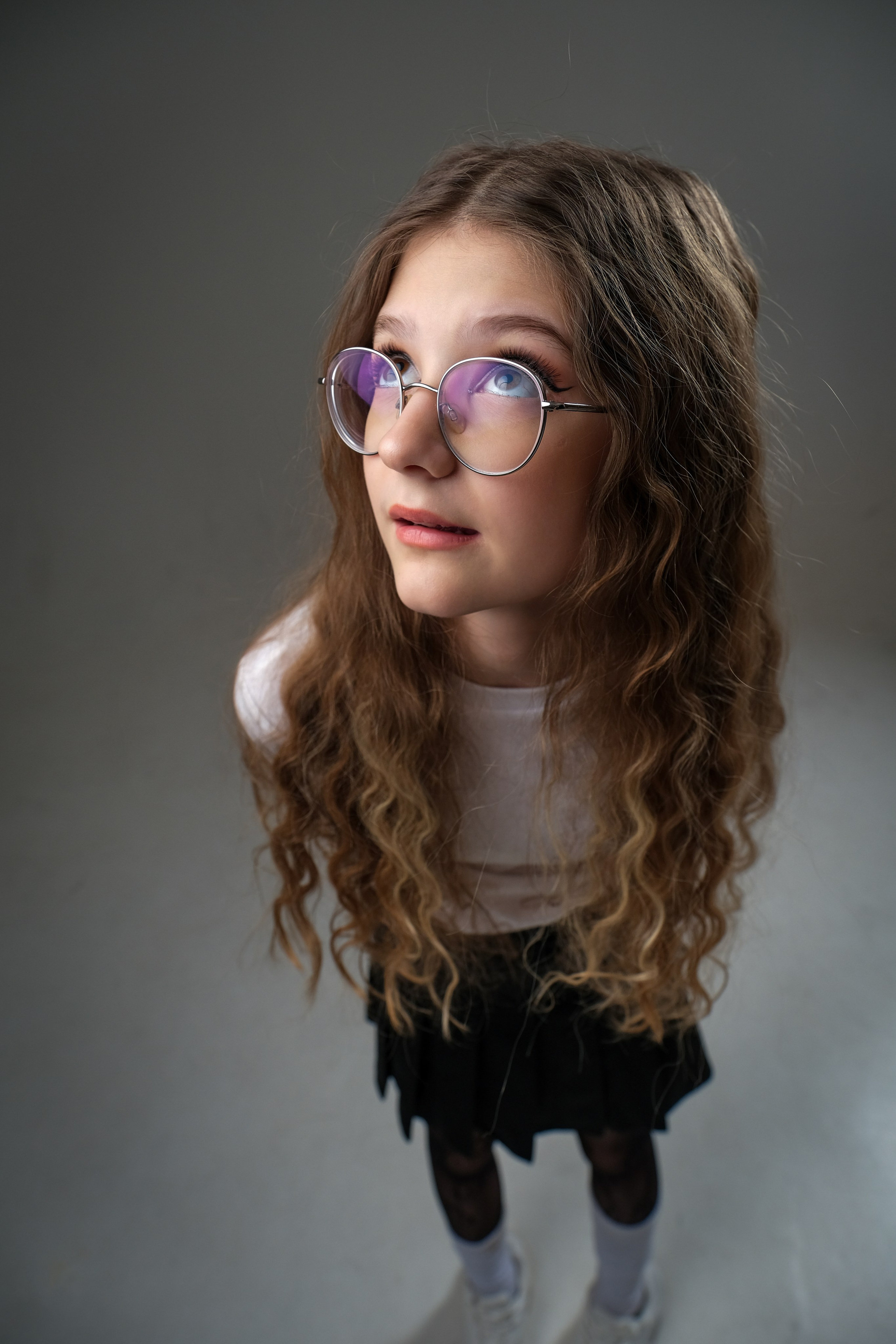 Комичный портрет девочки в студии