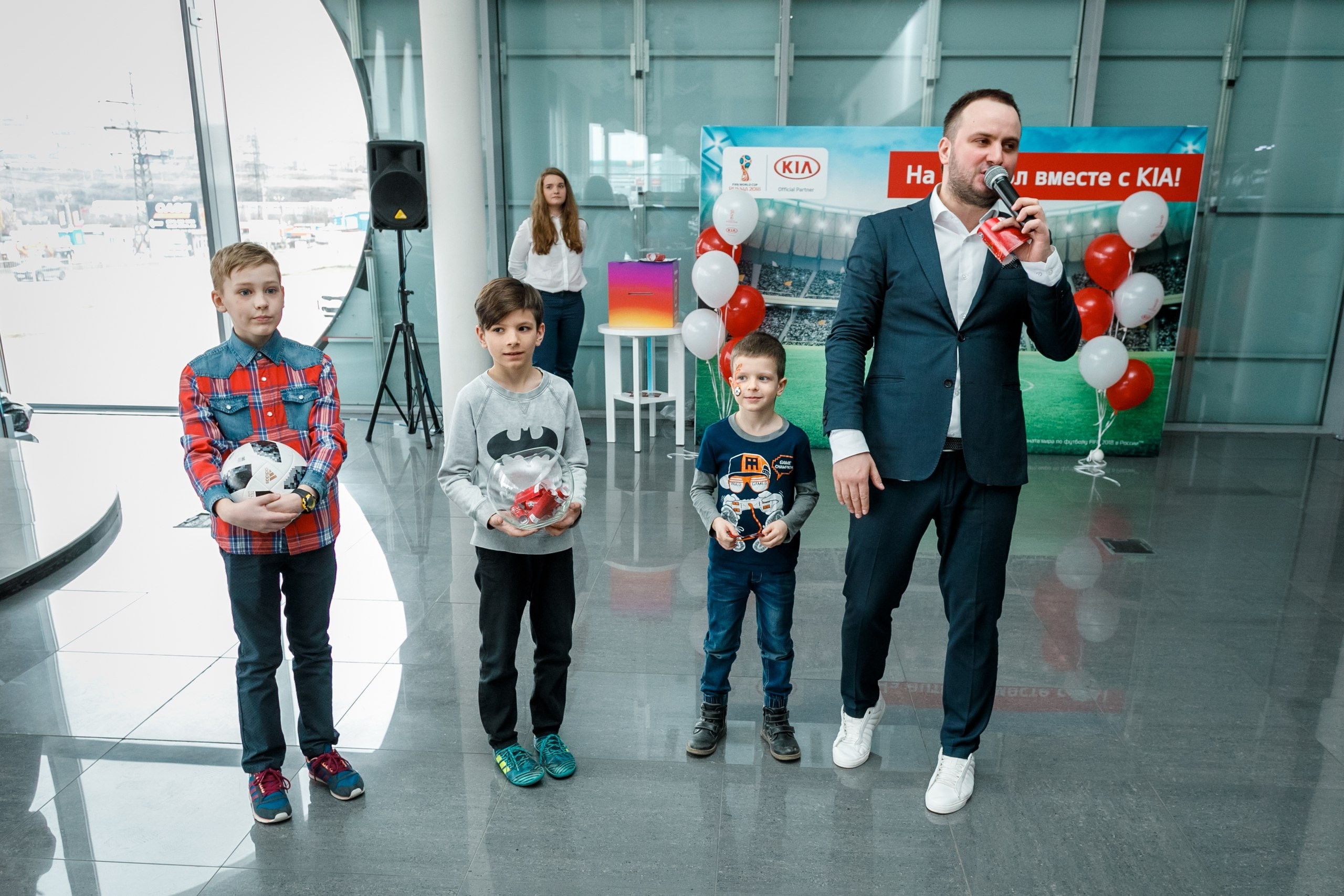 Розыгрыш билетов на ЧМ по футболу FIFA @ Киа Центр. Репортажный фотограф Максим Полянский. Москва, Санкт-Петербург, Красноярск