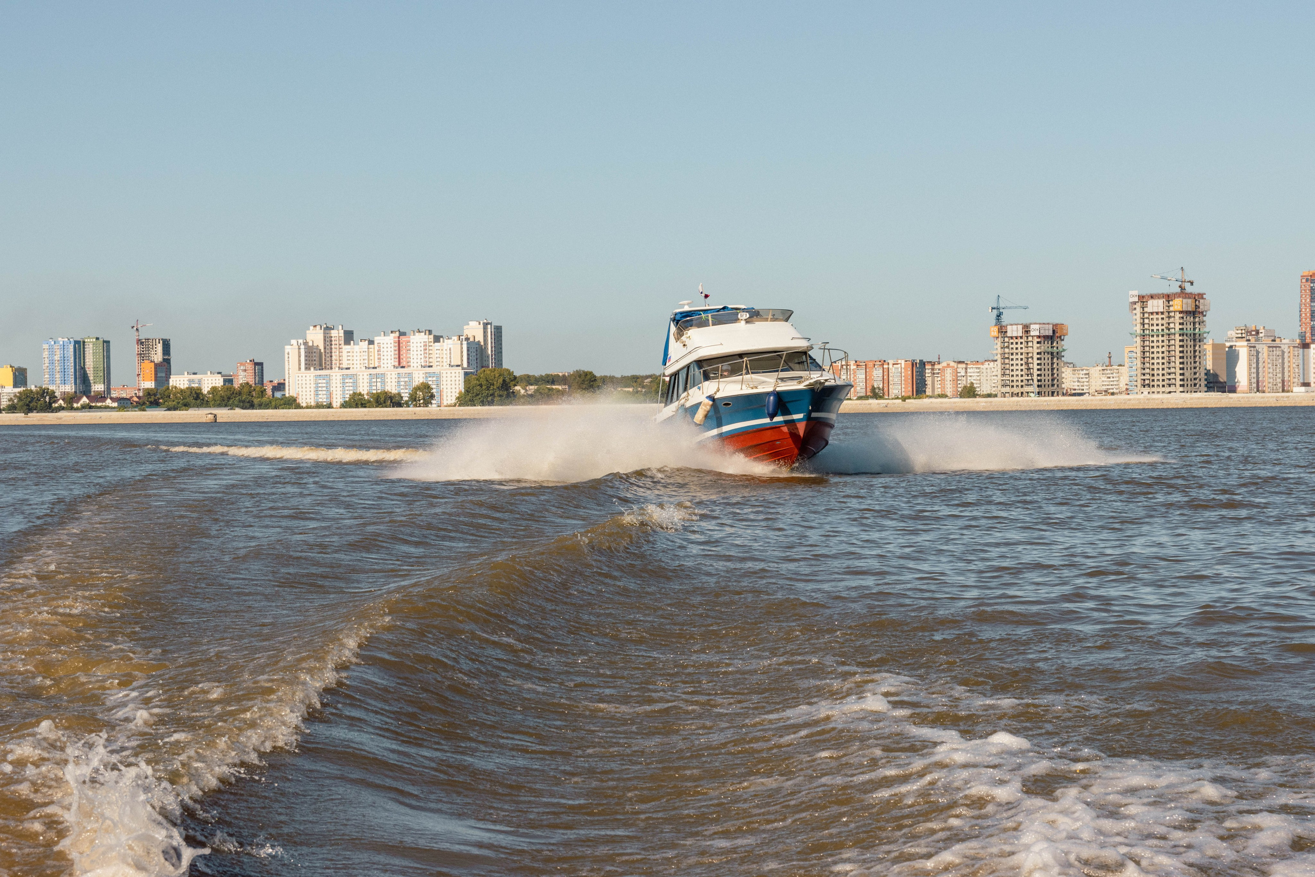 катер на реке Амур, на заднем плане город Хабаровск