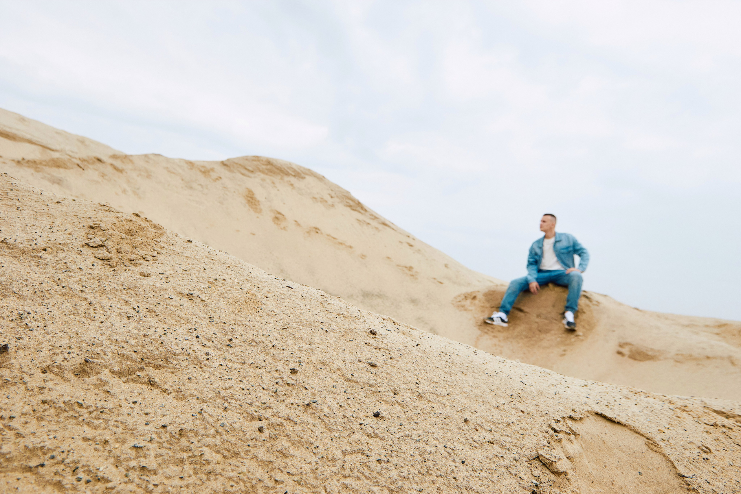 Парень играет на гитаре в пустыне