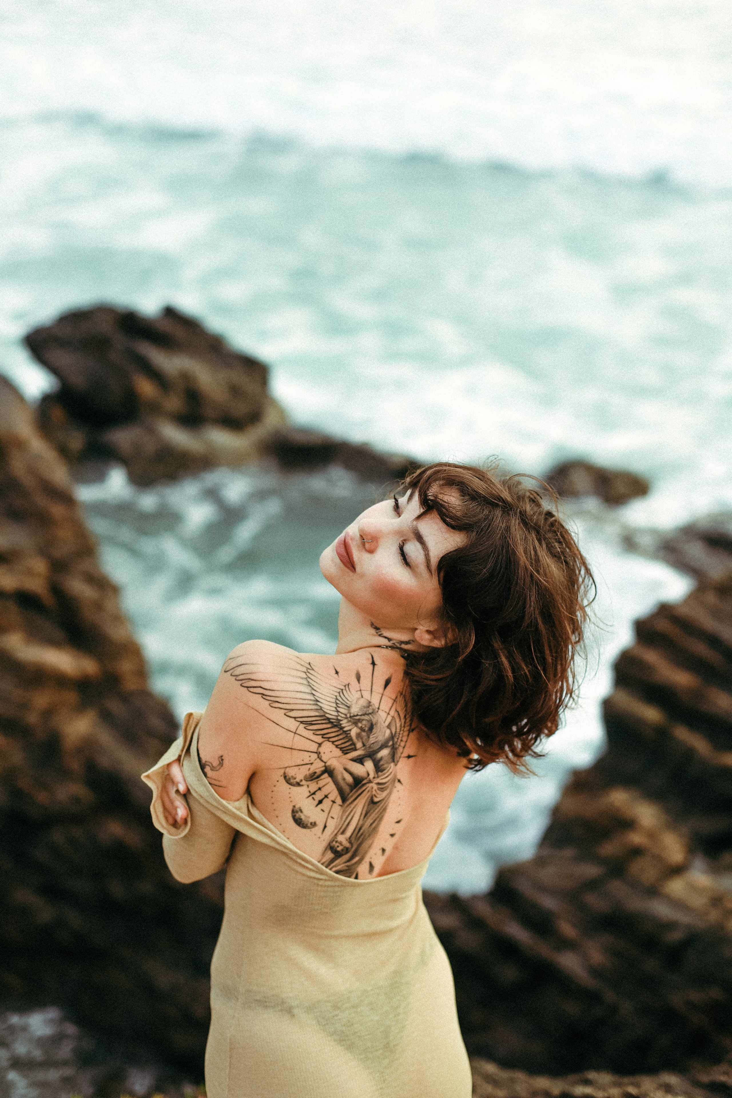 Эстетичные кадры на закате: девушка в прозрачном платье на камнях у отеля Naomi Beach | Нюд-фото. Фотограф на Шри-Ланке