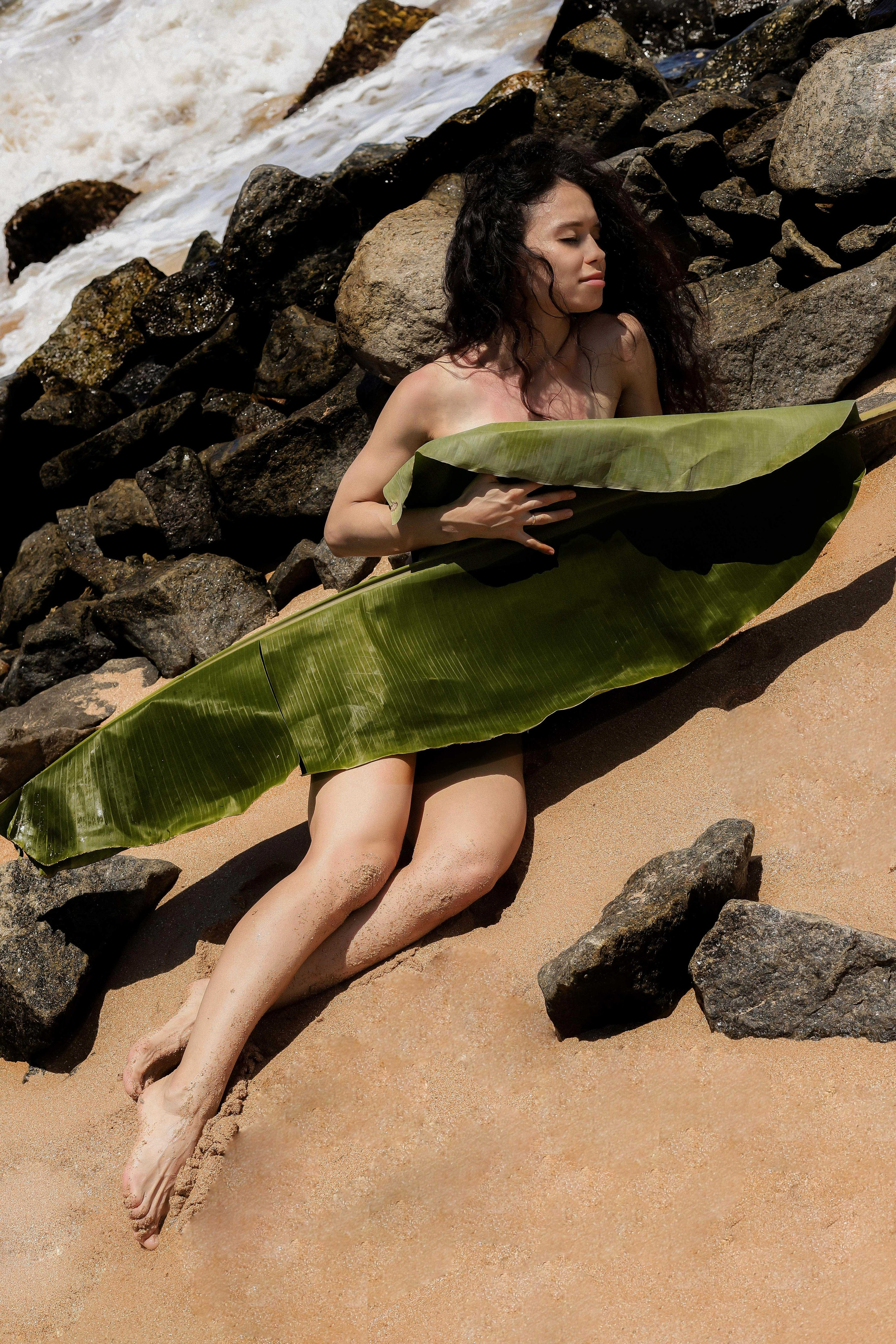Девушка на пляже Ахунгала — Фотосессия с банановым листом и в натуральном бассейне | Шри-Ланка. Фотограф на Шри-Ланке
