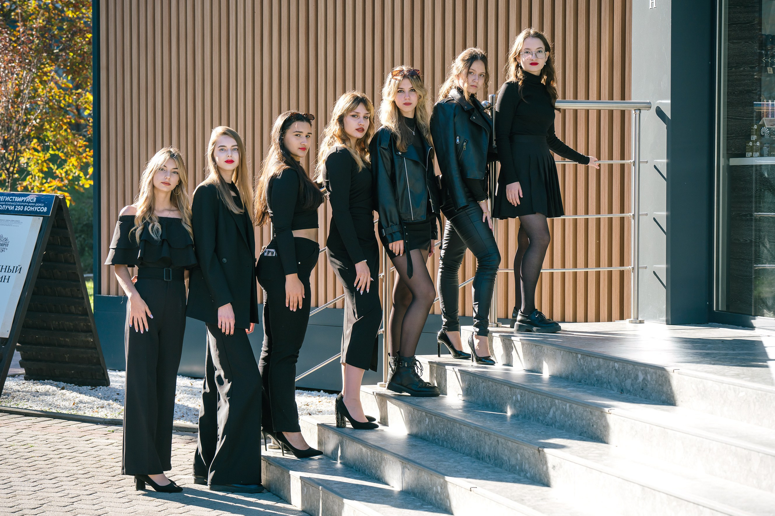 Фотографии с друзьями. Выпускные альбомы, школьные фотосессии в городе Новороссийске