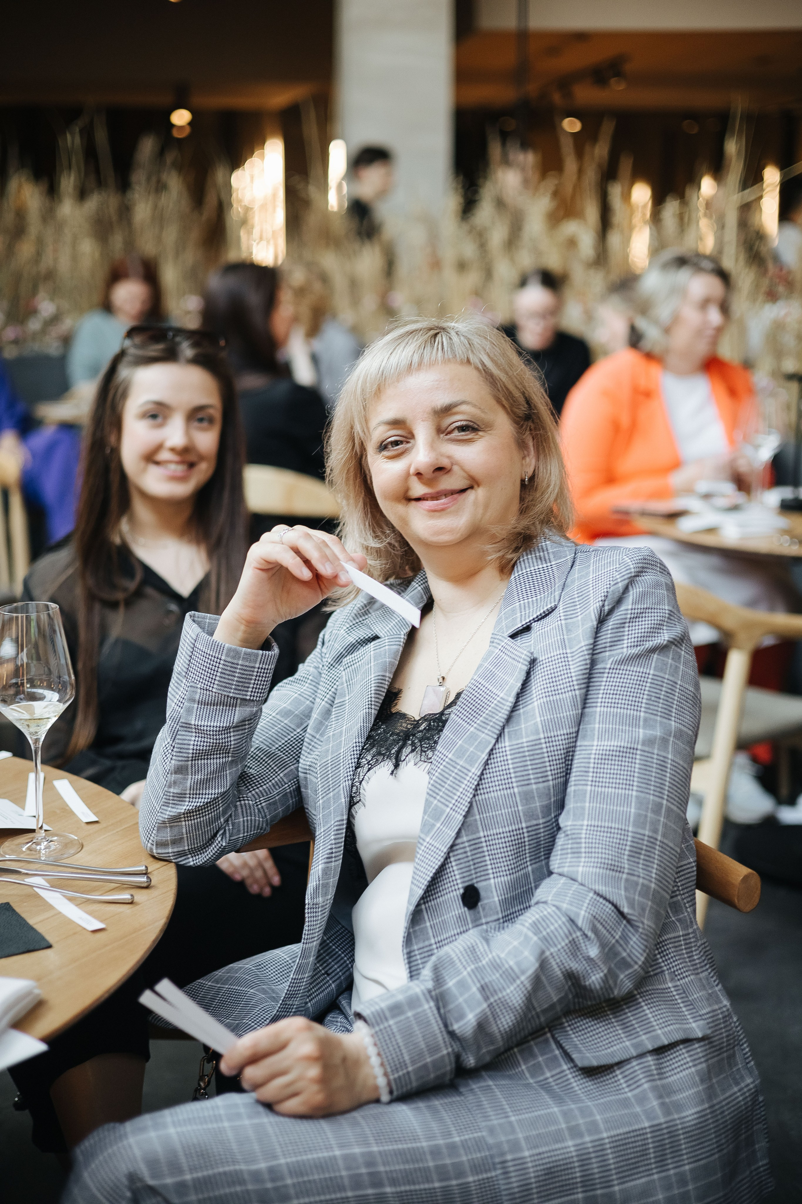 Презентация открытия магазина женской одежды GLVR в ресторане Fresco. Фотограф в Красноярске Надежда Воскресенская