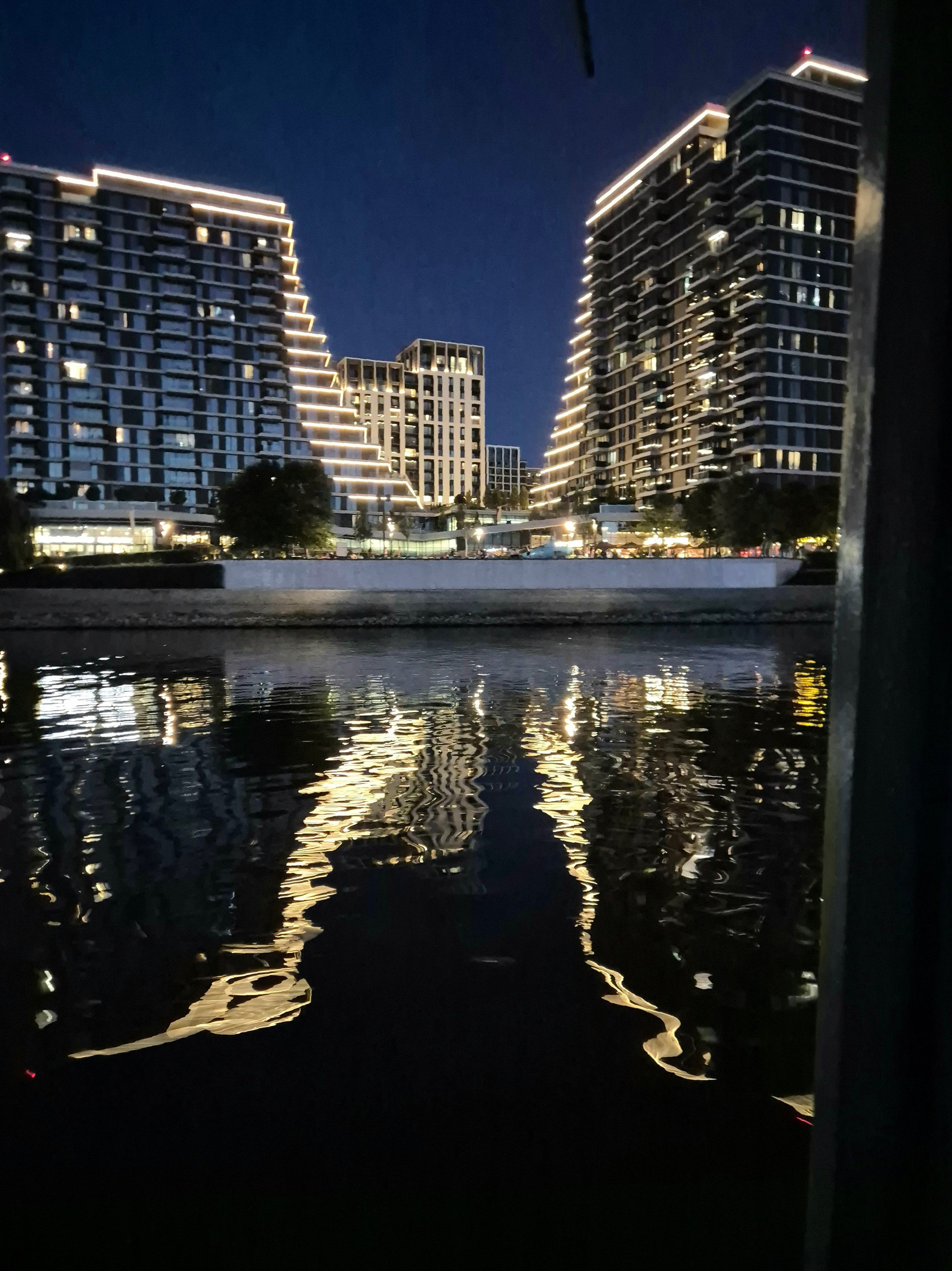 И полюбоваться современным европейским кварталом с воды