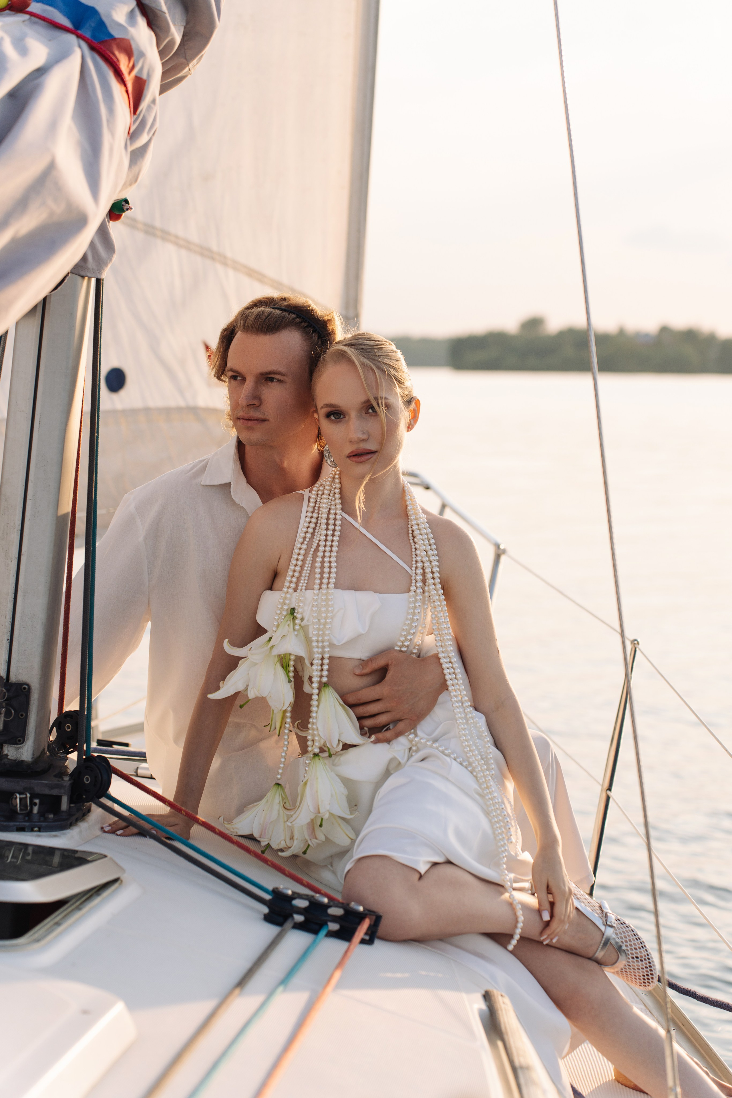 Свадебная фотосессия на яхте на закате (Пироговское водохранилище)