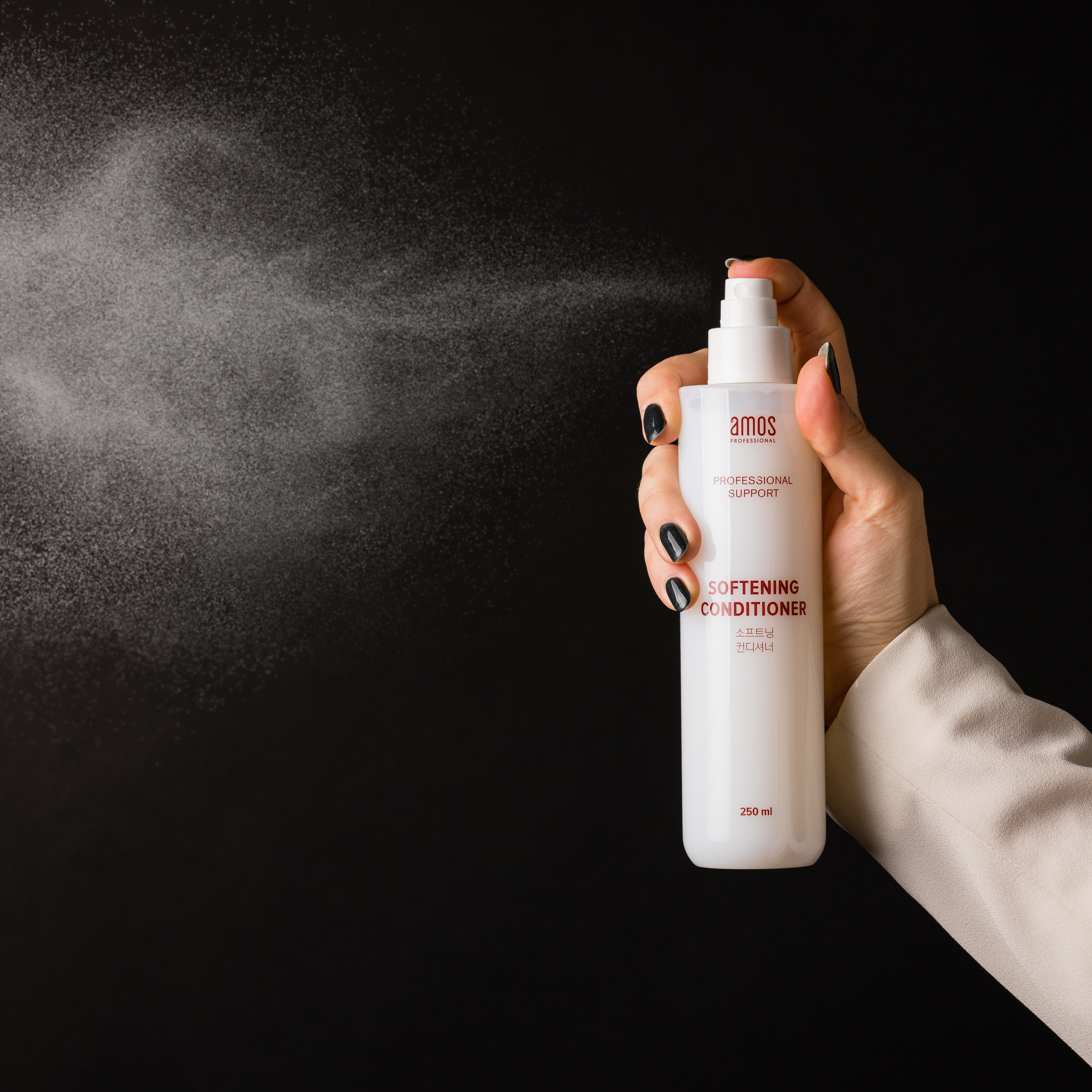 Рука нажимает на флакон Spray косметики для волос и вылетает облако частиц