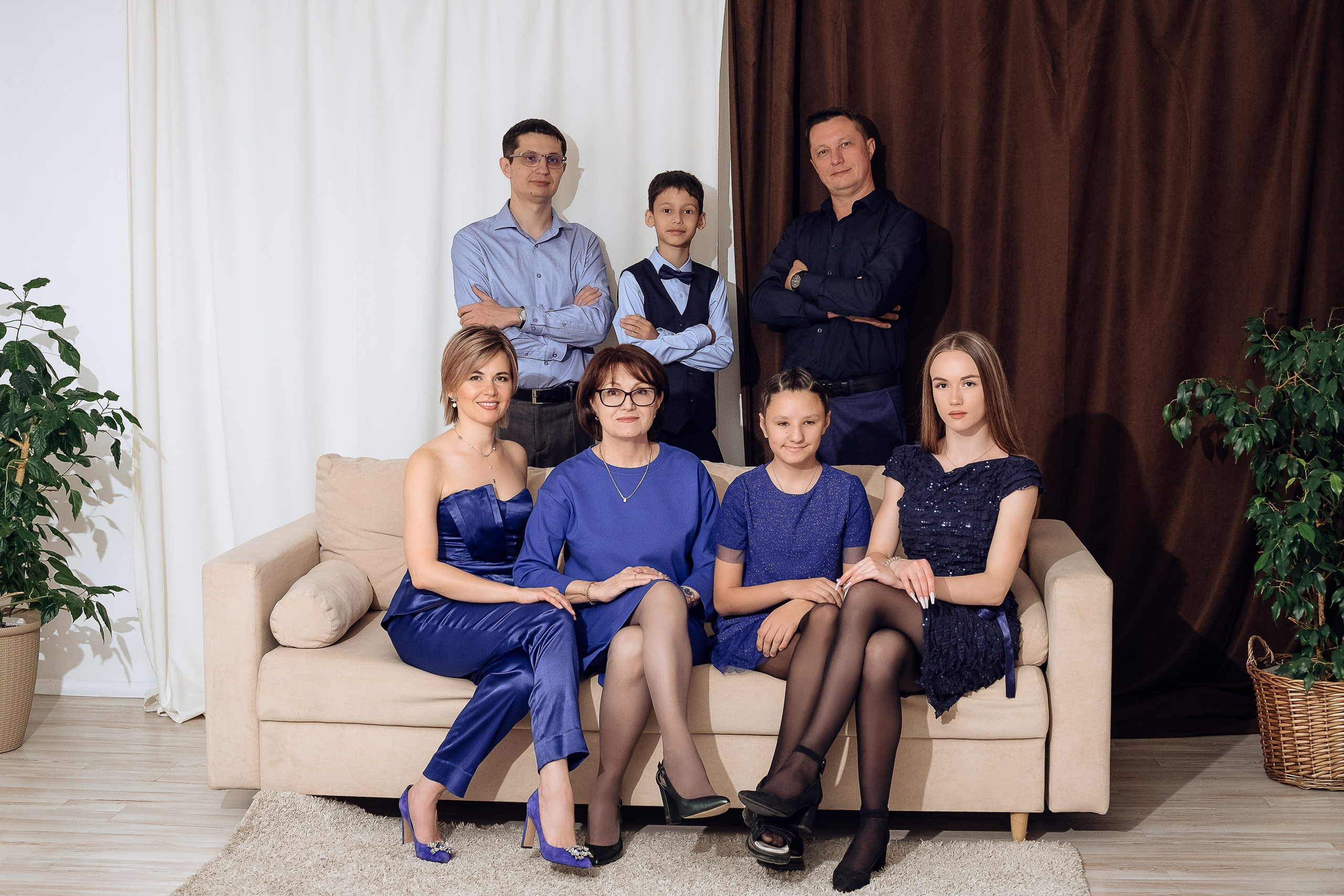 Семейная фотосессия в студии. Фотограф в Чите Анна Камратова. Помогу Вам создать историю, в которой Вы — главный герой!