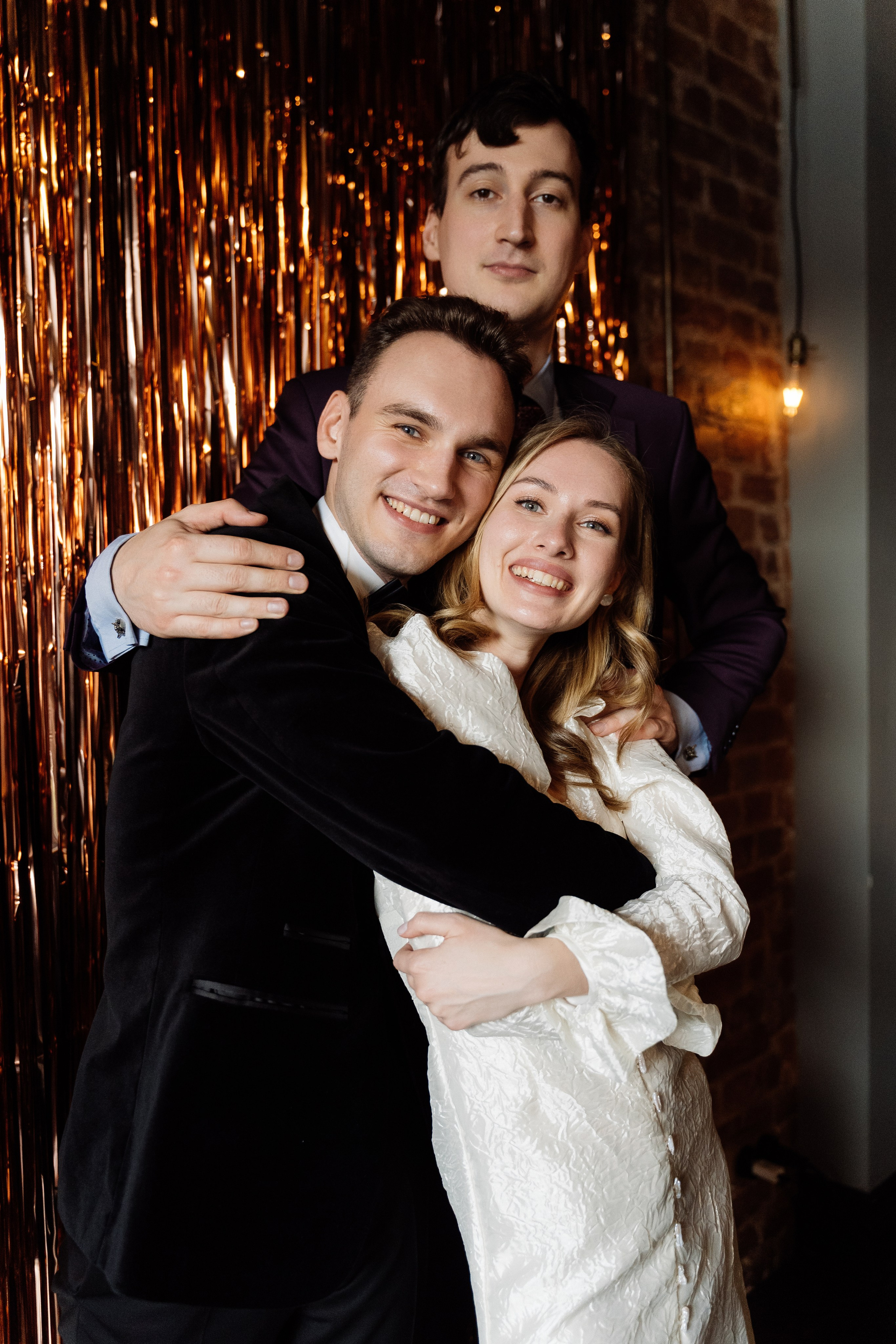 Камерная свадьба на фонтанке в сезонах. Свадебный фотограф организатор в Санкт-Петербурге Ассоль Опарина