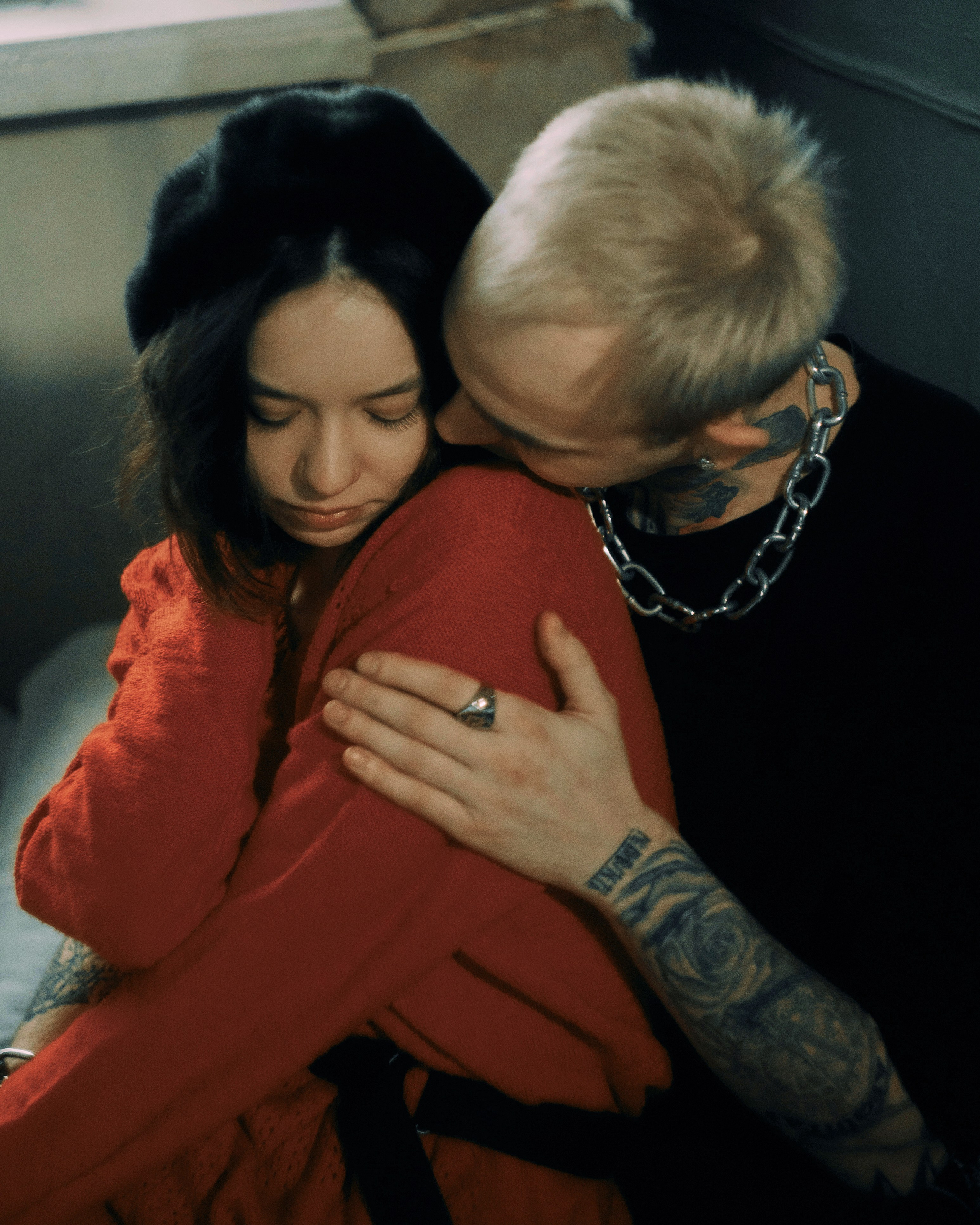 Портрет пары в Петербурге — объятия и поцелуй в шею, кинематографичная фотосессия, французский шарм, свадебный фотограф СПб