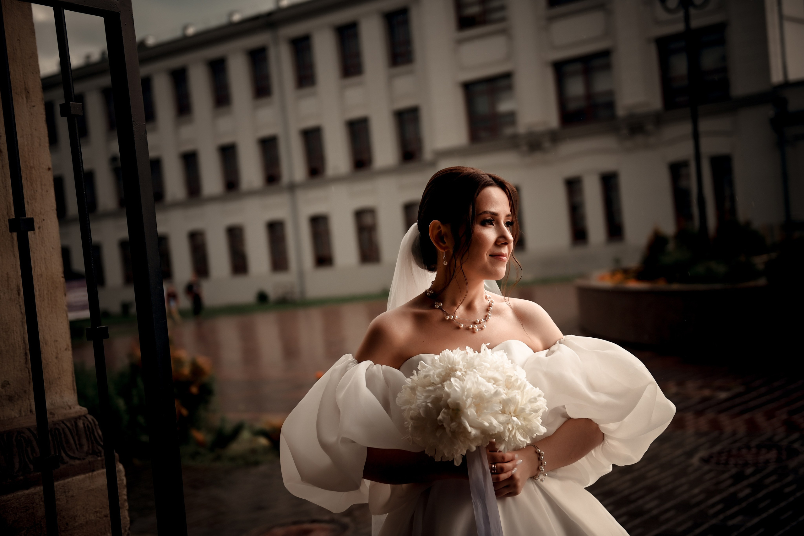 Небольшая свадебная серия в музее и прогулкой под дождем Эльмиры и Ризата. Свадебный, семейный, детский, контент фотограф в Омске Максим Ильин