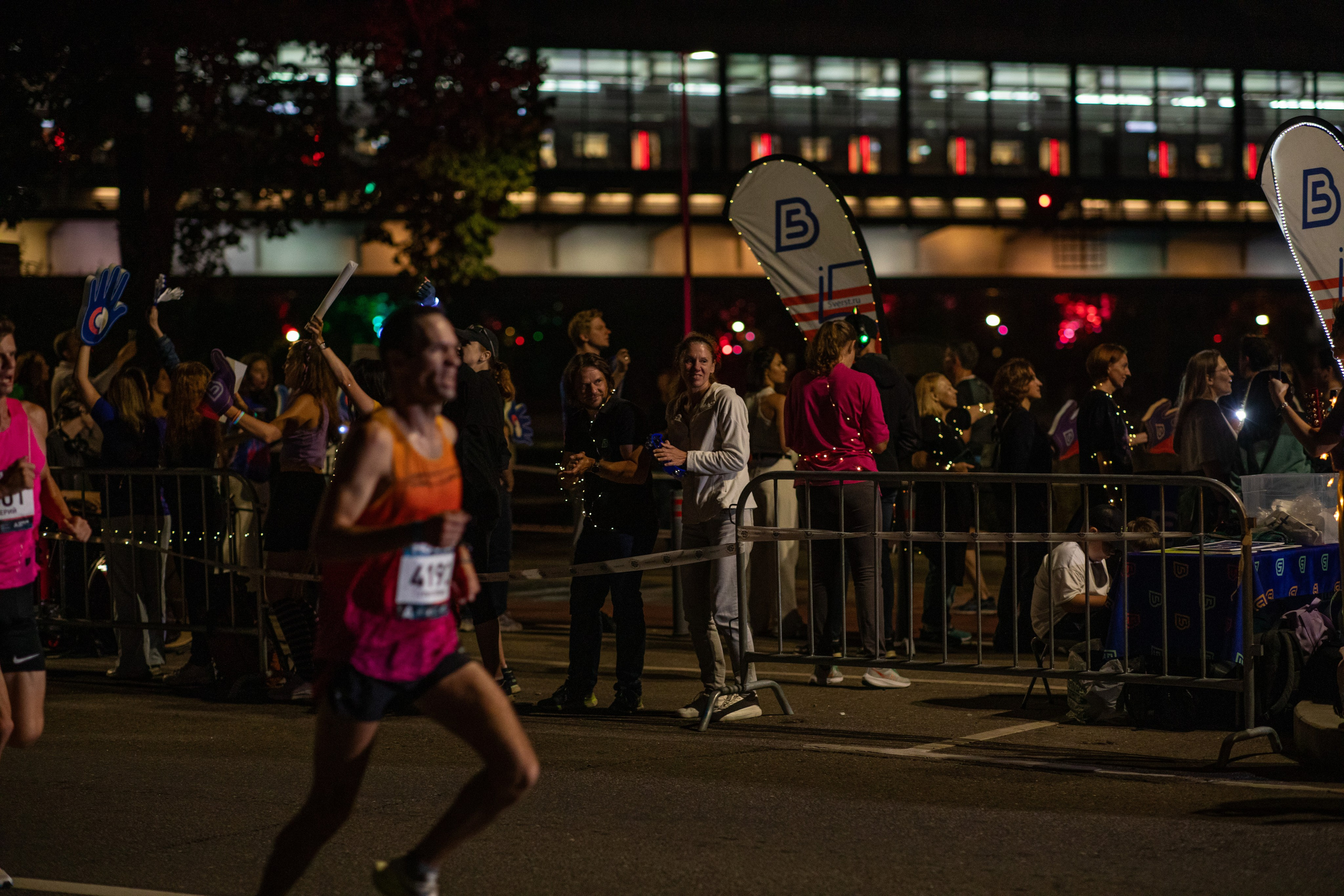 Ночной забег в ленте фотографий бегунов 03.08.24. Фотограф Сергей Ловкий