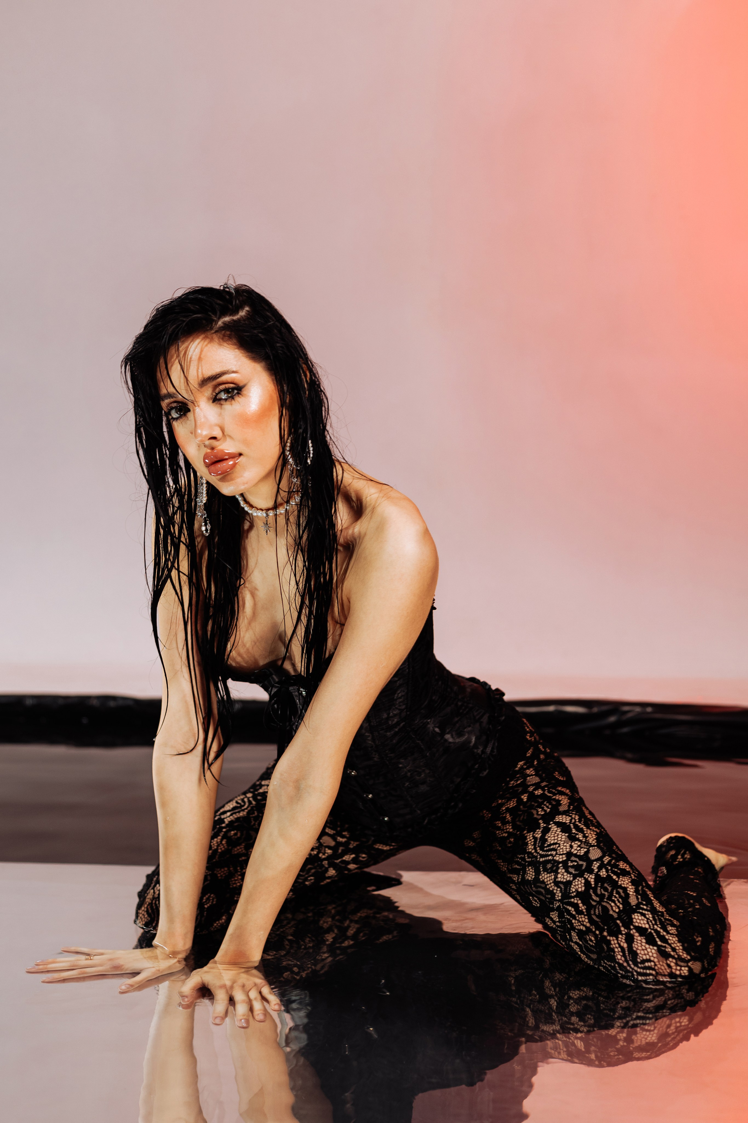 фотосессия в бассейне в фотостудии, сборный бассейн в фотостудии, студийный свет, творческая фотосессия, женский портрет