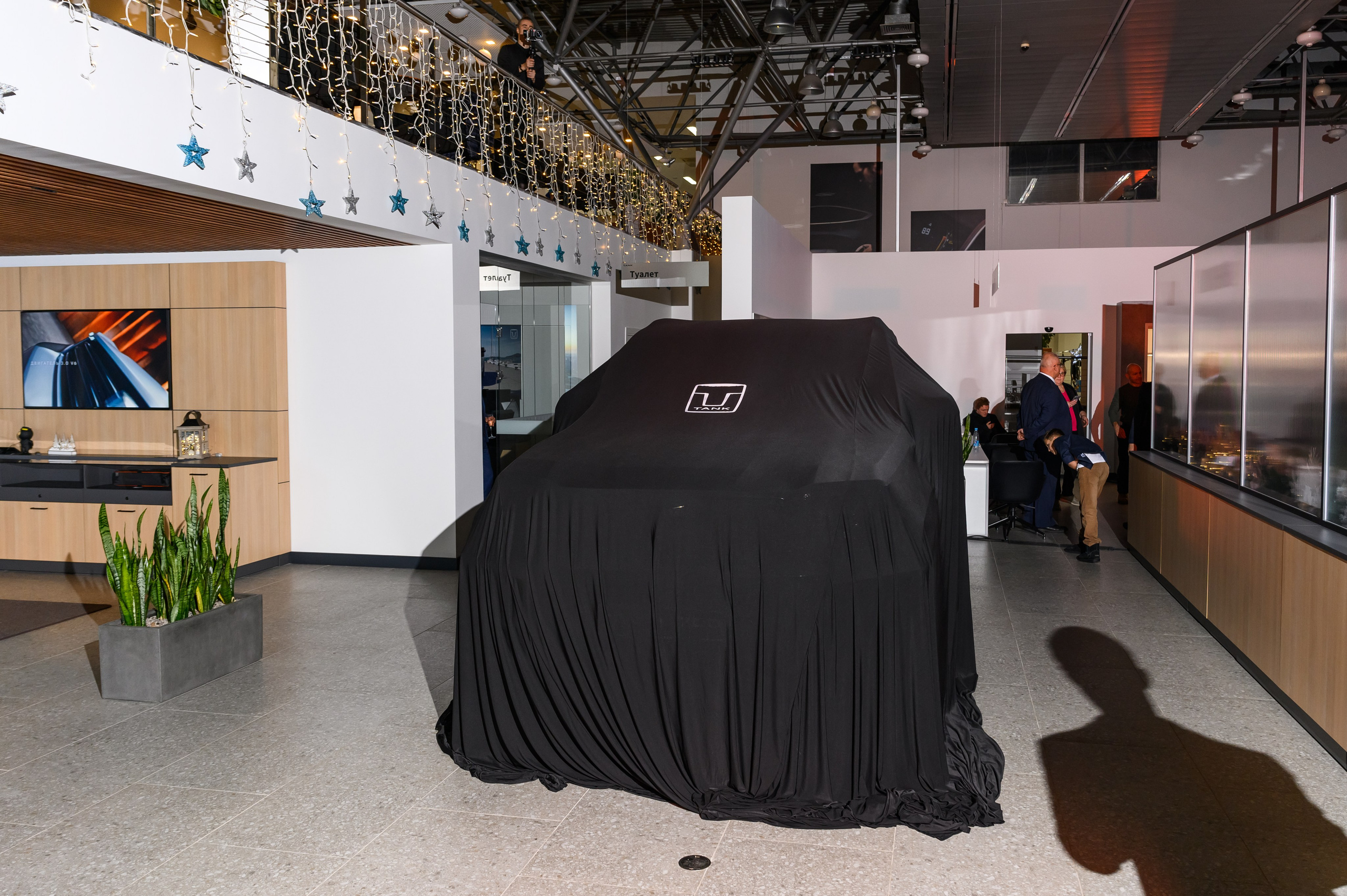 Автосалон Танк. Свадебный фотограф Москва Юрий Кульман