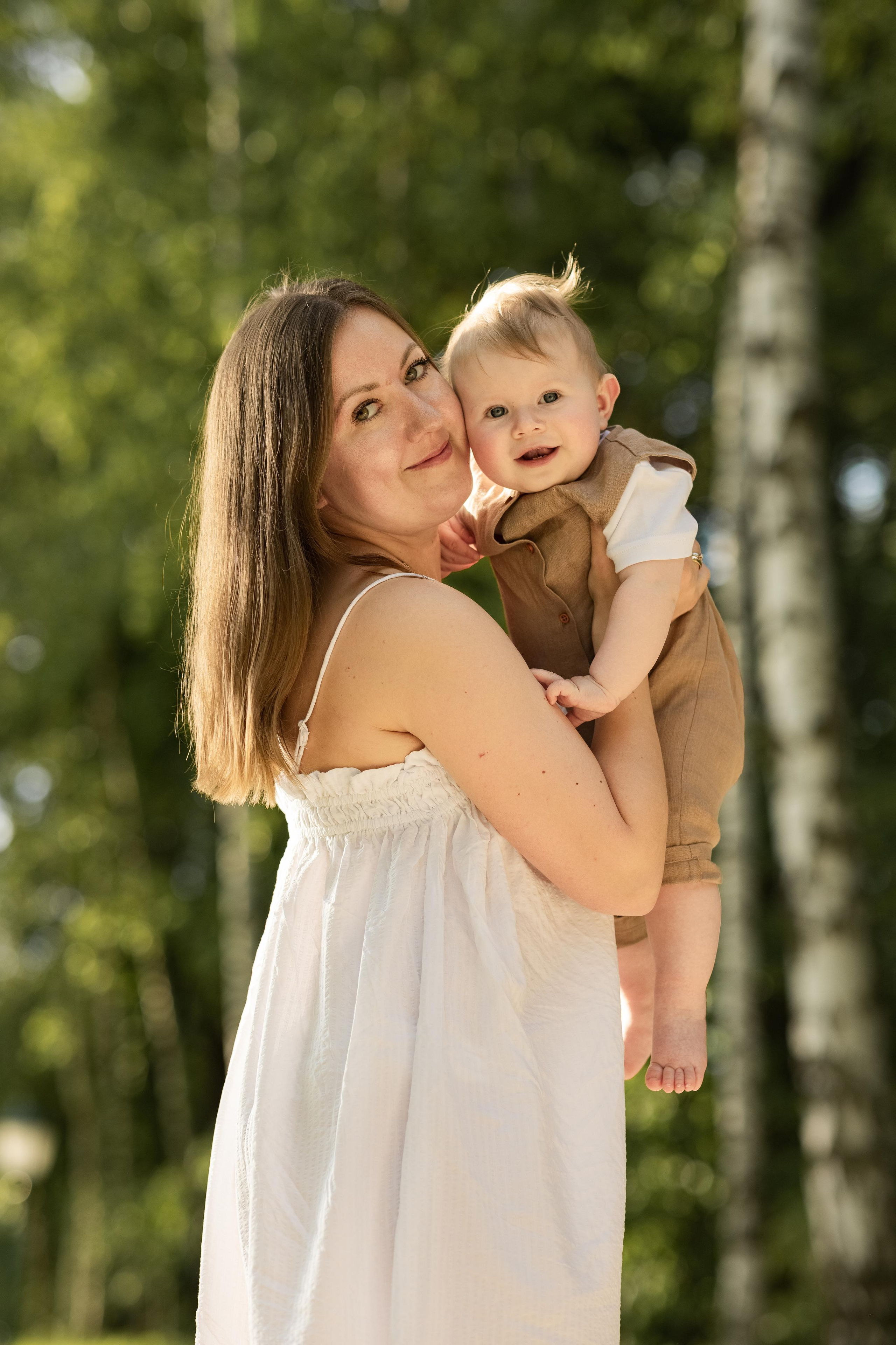 Аня с малышом в Ясной Поляне. Женский семейный фотограф Тула Москва Захарова Анна