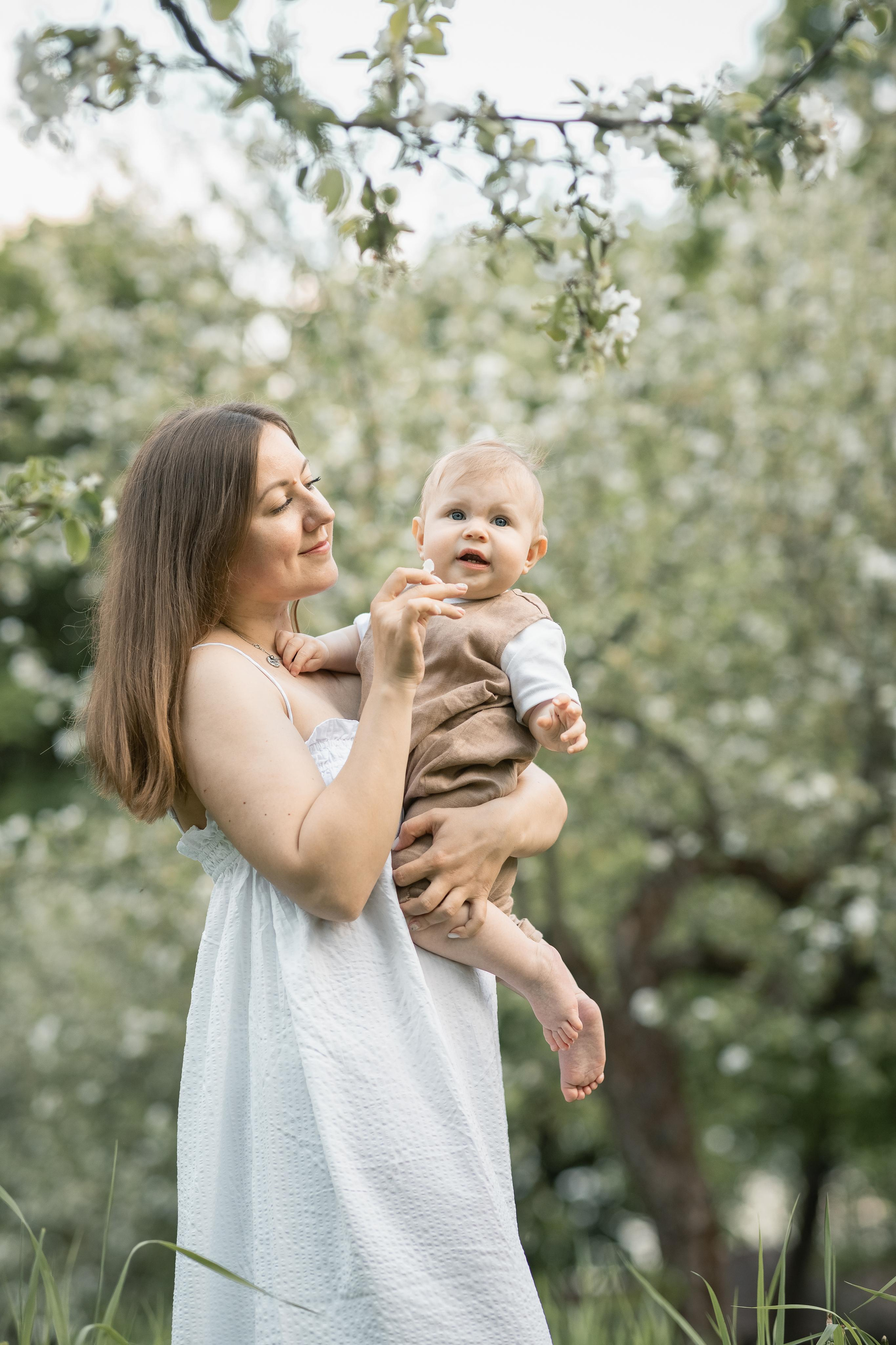 Аня с малышом в Ясной Поляне. Женский семейный фотограф Тула Москва Захарова Анна