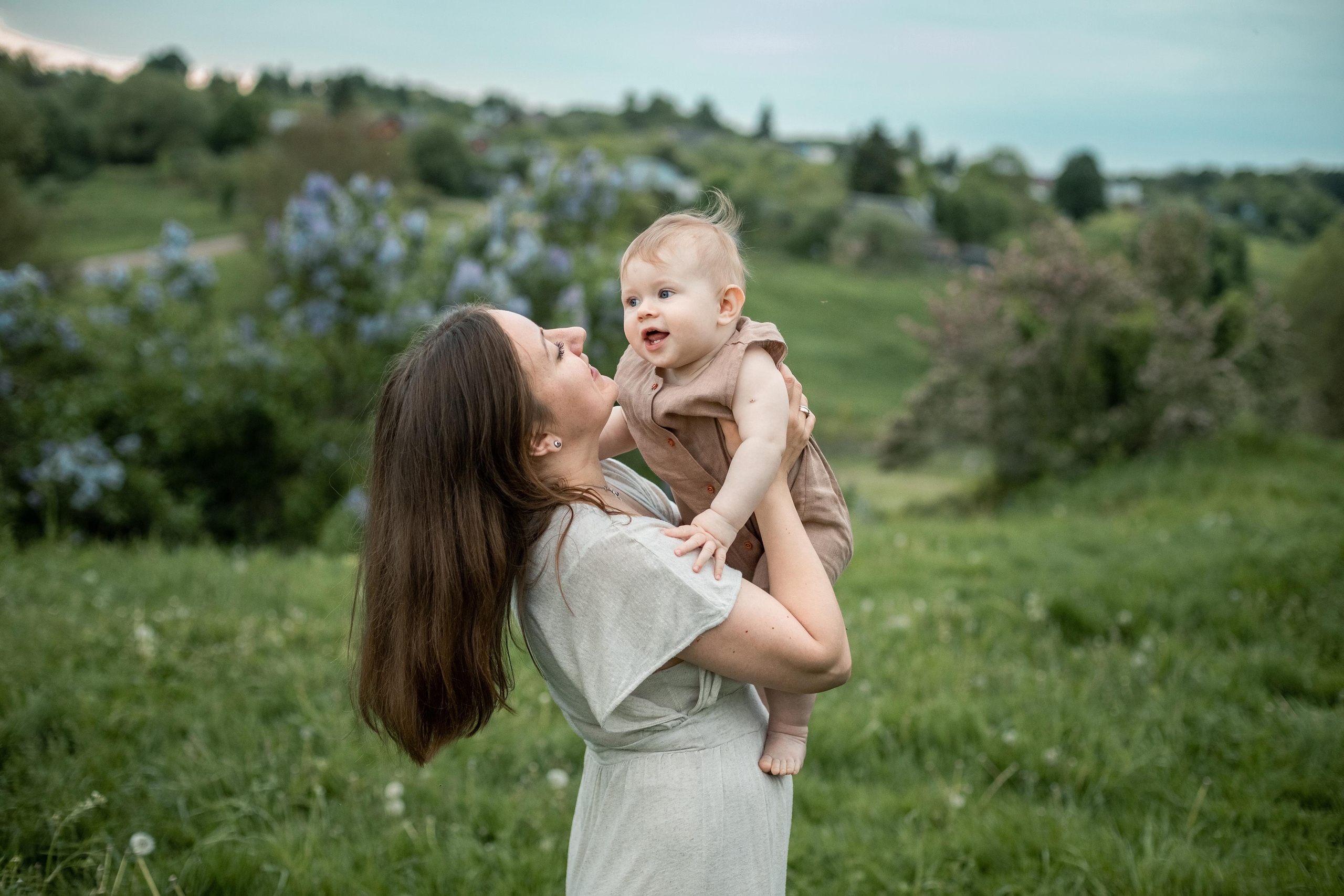 Аня с малышом в Ясной Поляне. Женский семейный фотограф Тула Москва Захарова Анна