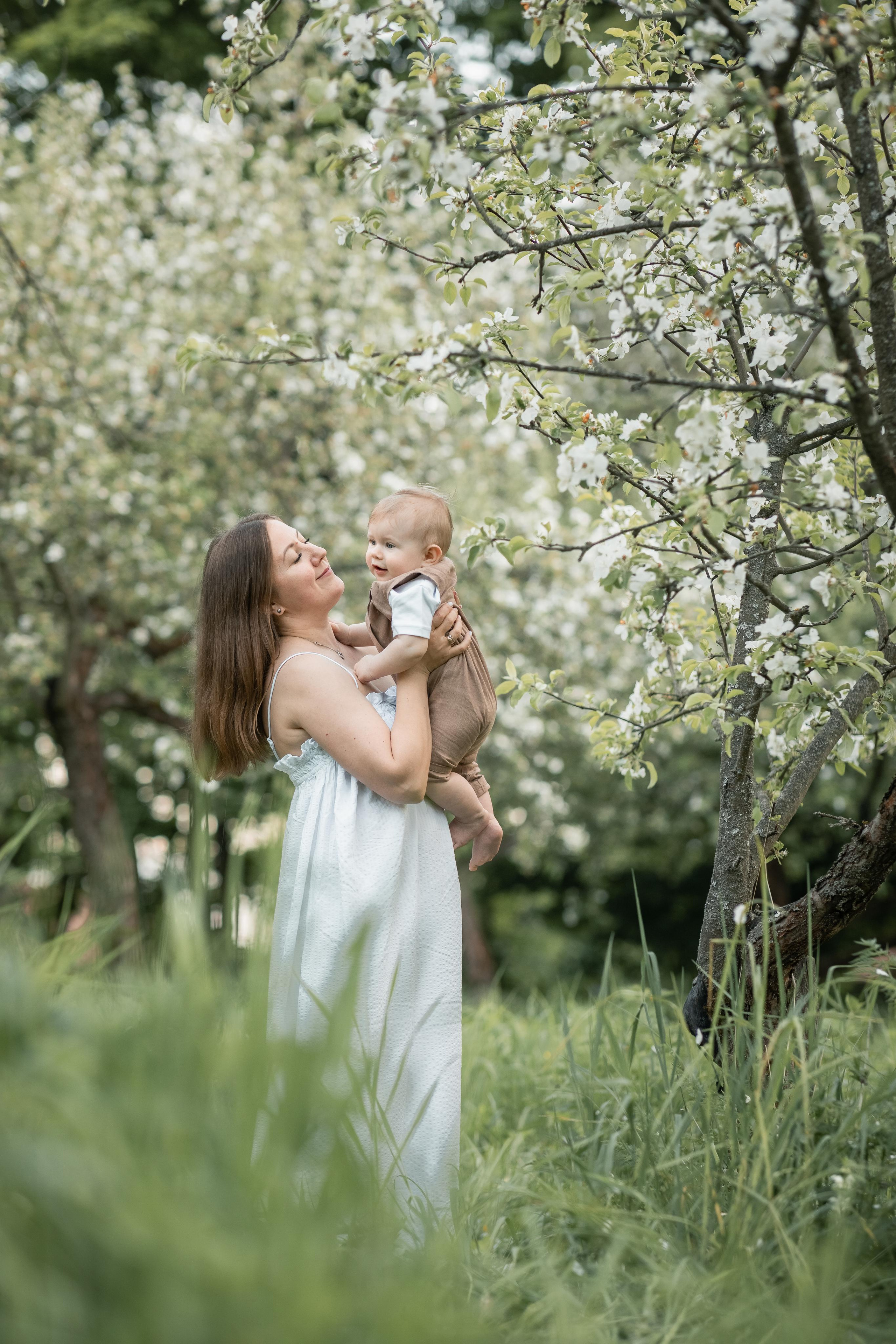 Аня с малышом в Ясной Поляне. Женский семейный фотограф Тула Москва Захарова Анна