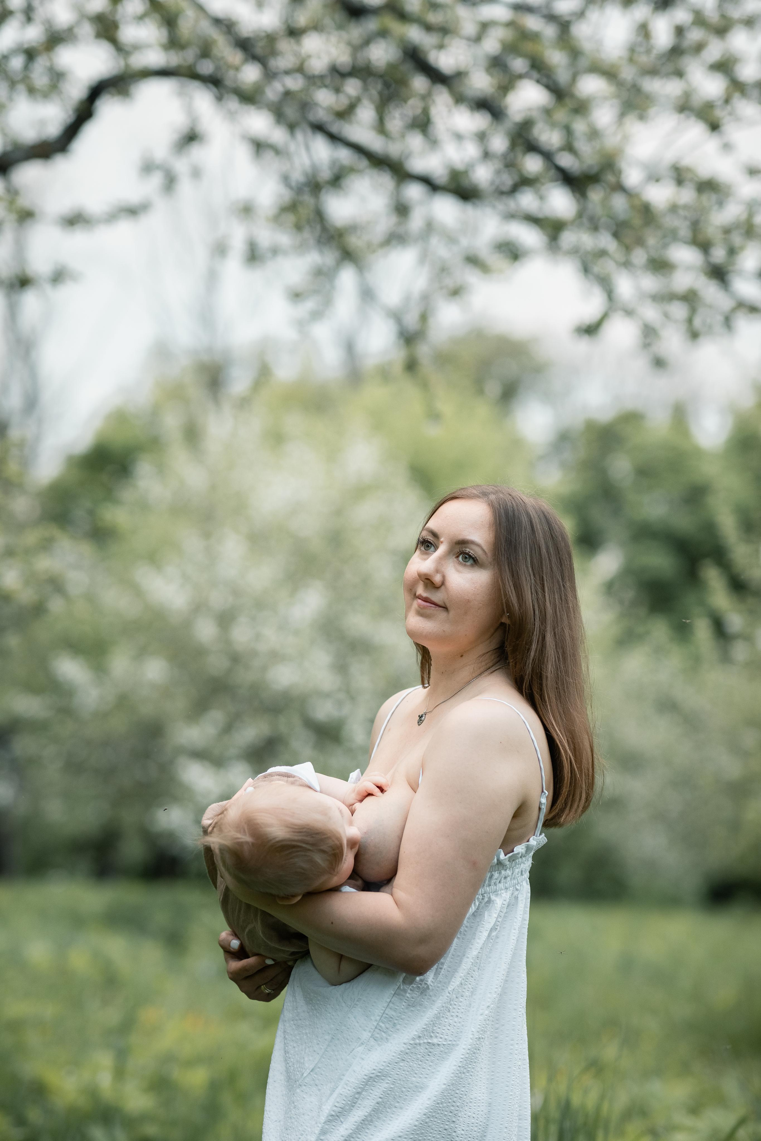 Аня с малышом в Ясной Поляне. Женский семейный фотограф Тула Москва Захарова Анна