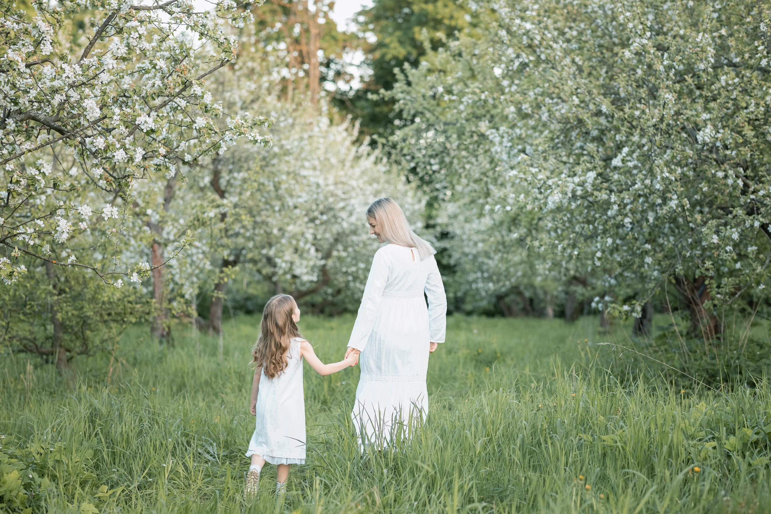 Съемка в цветущих садах. Женский семейный фотограф Тула Москва Захарова Анна