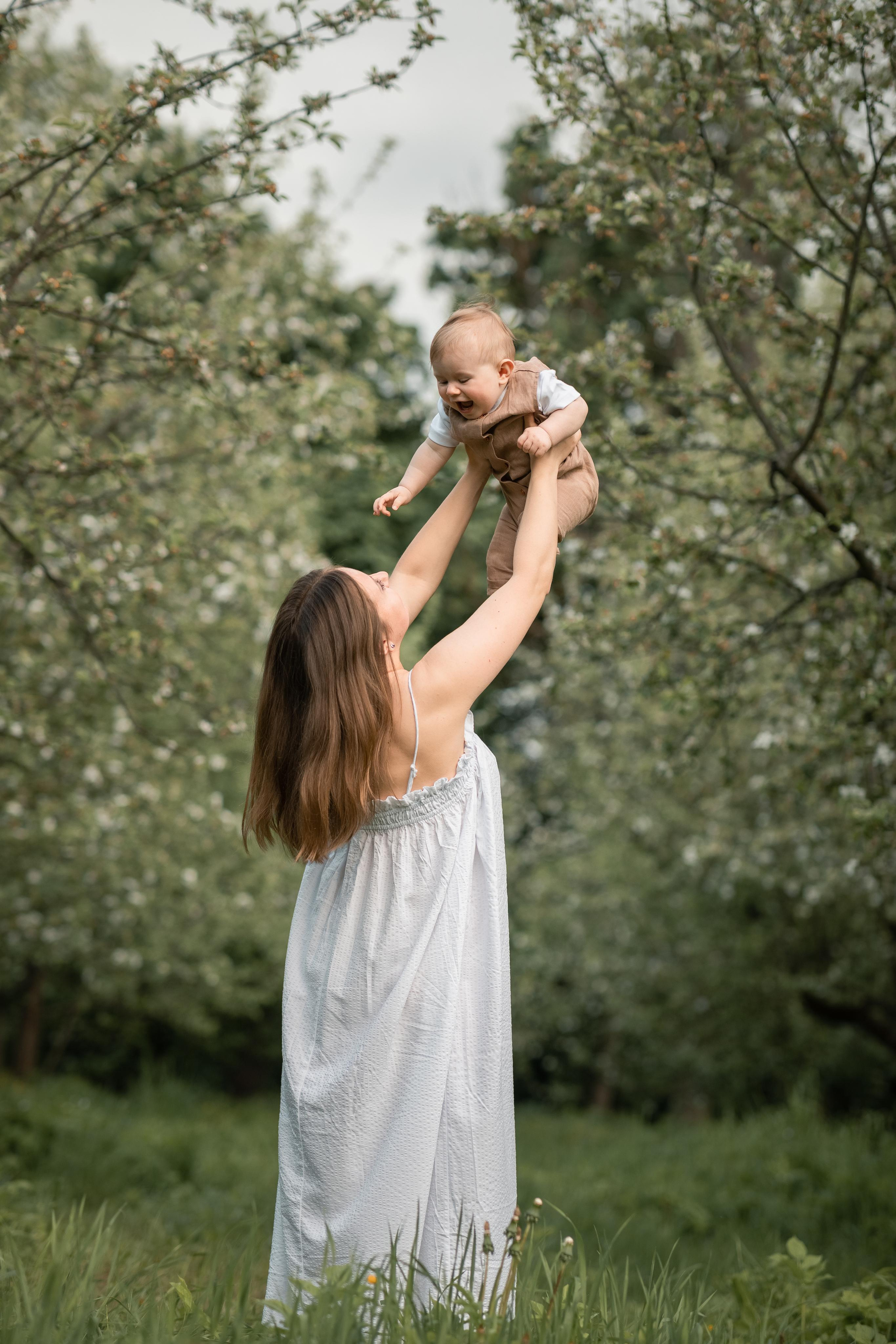 Аня с малышом в Ясной Поляне. Женский семейный фотограф Тула Москва Захарова Анна