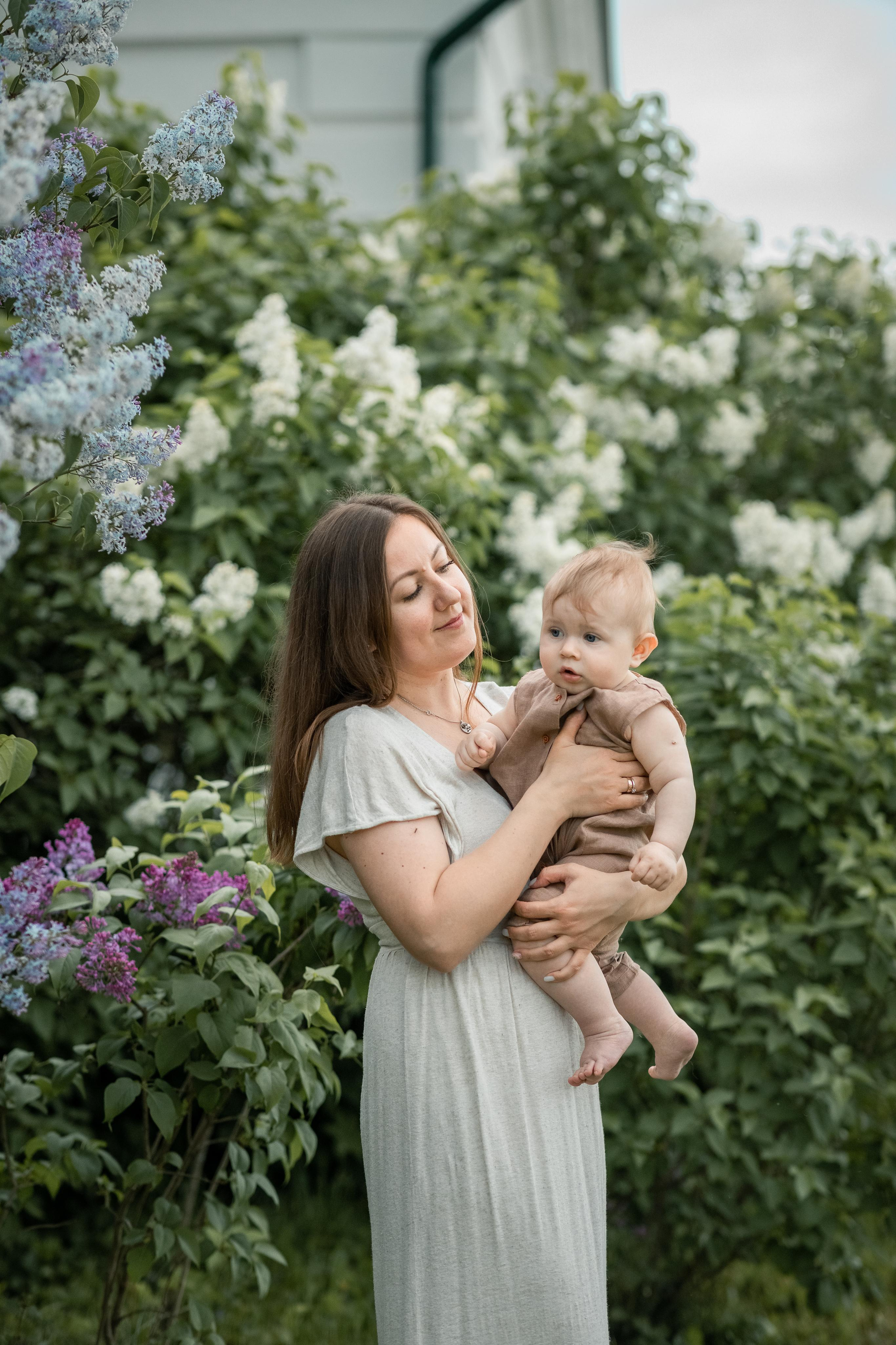 Аня с малышом в Ясной Поляне. Женский семейный фотограф Тула Москва Захарова Анна